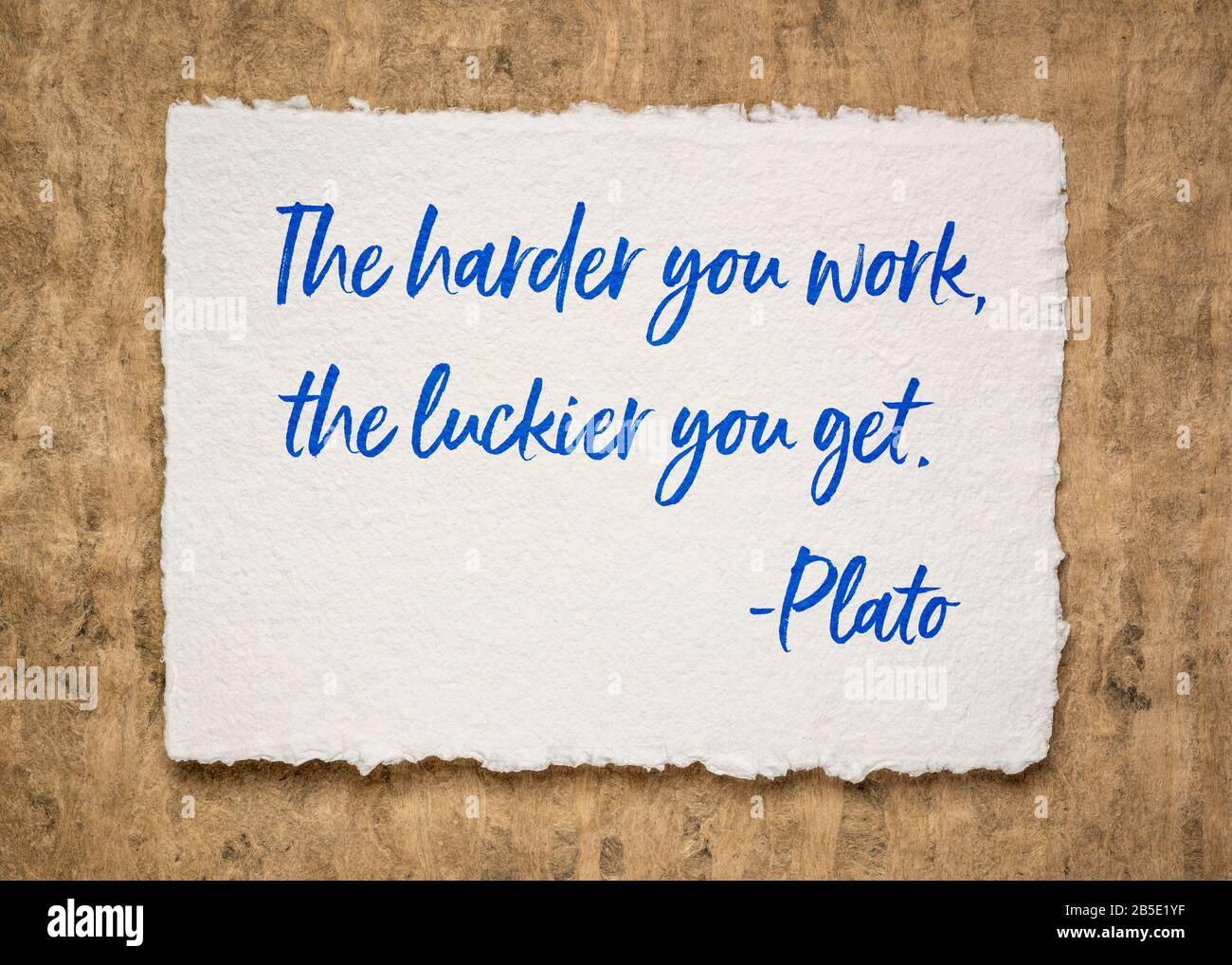 Più lavori duro, più fortunato si ottiene - citazione motivazionale dell'antico filosofo greco Platone, ispirazione, educazione e sviluppo personale conc Foto Stock