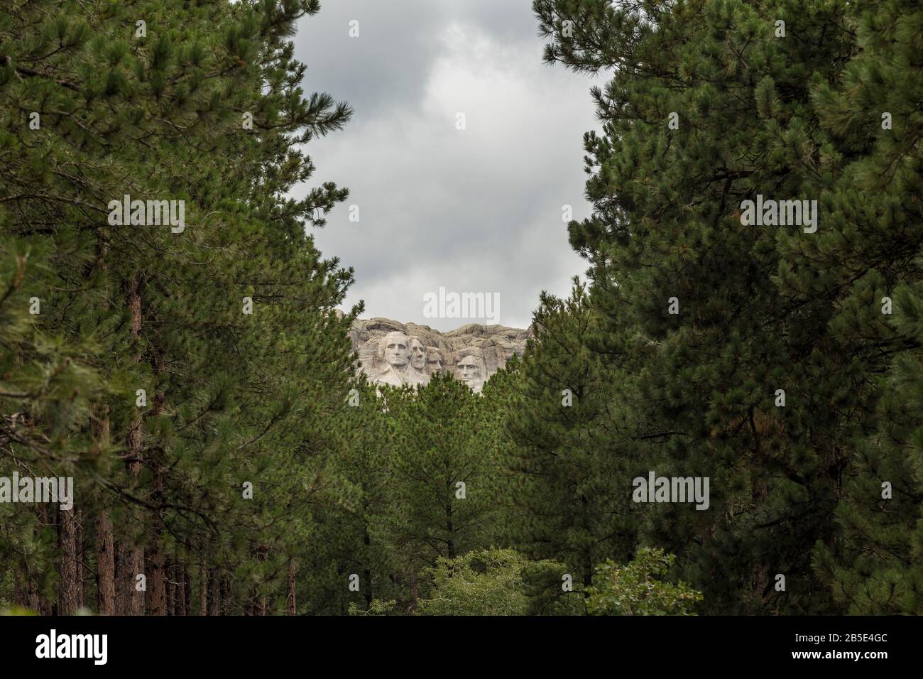 Una vista del Monte Rushmore attraverso un tunnel di alberi. Foto Stock