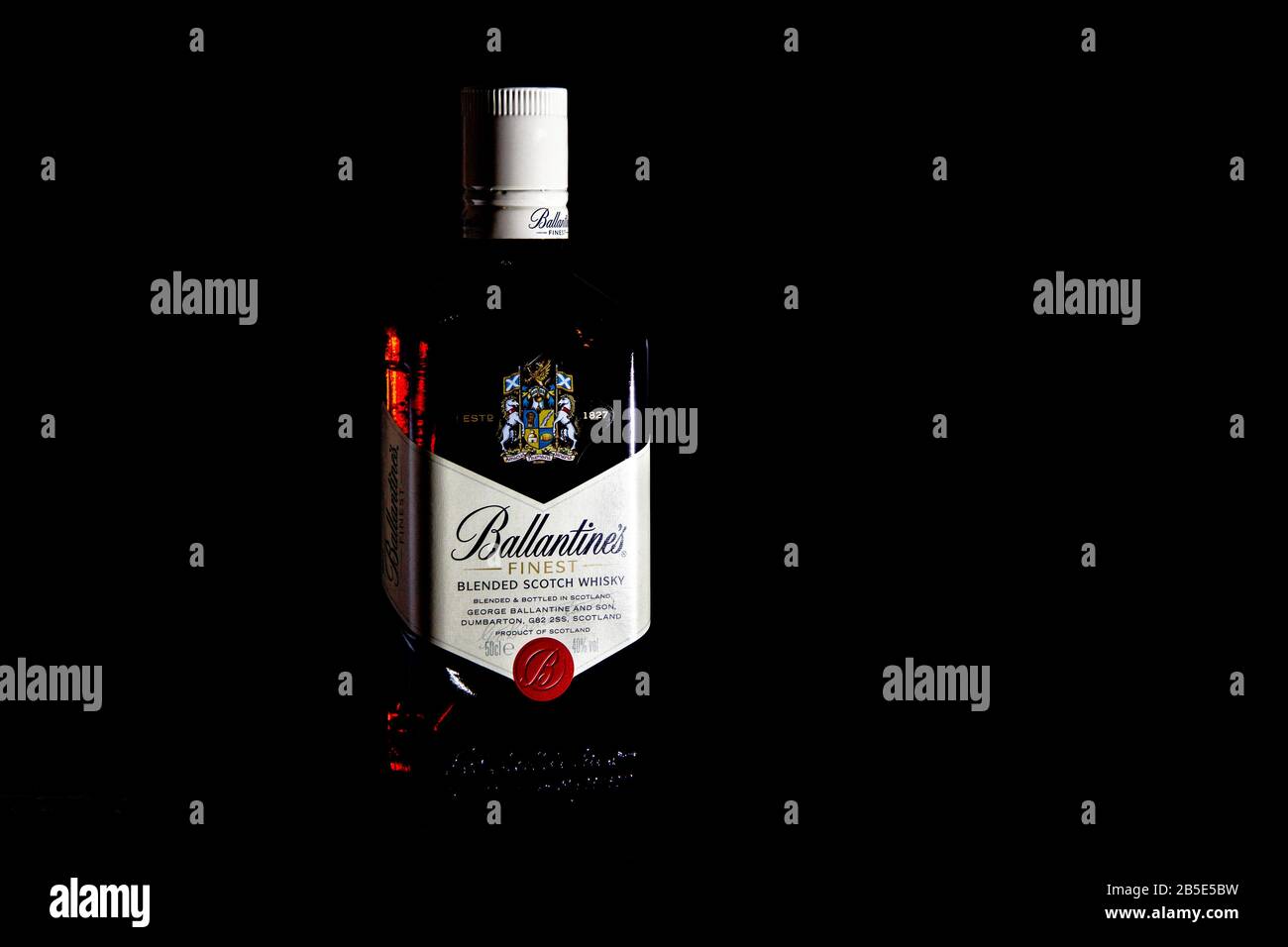 Izhevsk, Russia - Marzo 01.2020: Una bottiglia di whisky di Ballantine su sfondo nero. Il marchio mondiale di whiskey. Whisky scozzese Foto Stock