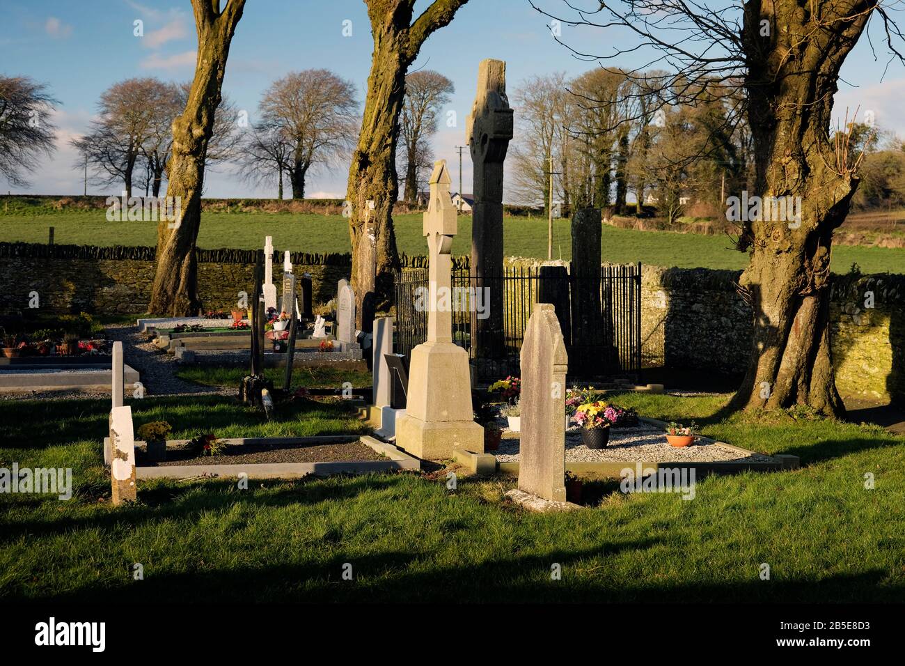 Celtic High Crosses E Grave In Old Abbey Monasterboice County Cavan Irlanda Foto Stock