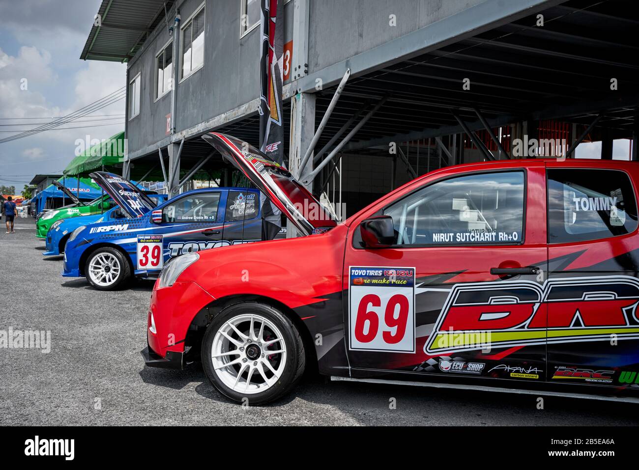 Linea di berline da corsa con cofani rialzati per la messa a punto finale del motore. Circuito Di Gara Di Bira, Pattaya, Tailandia, Sud-Est Asiatico Foto Stock
