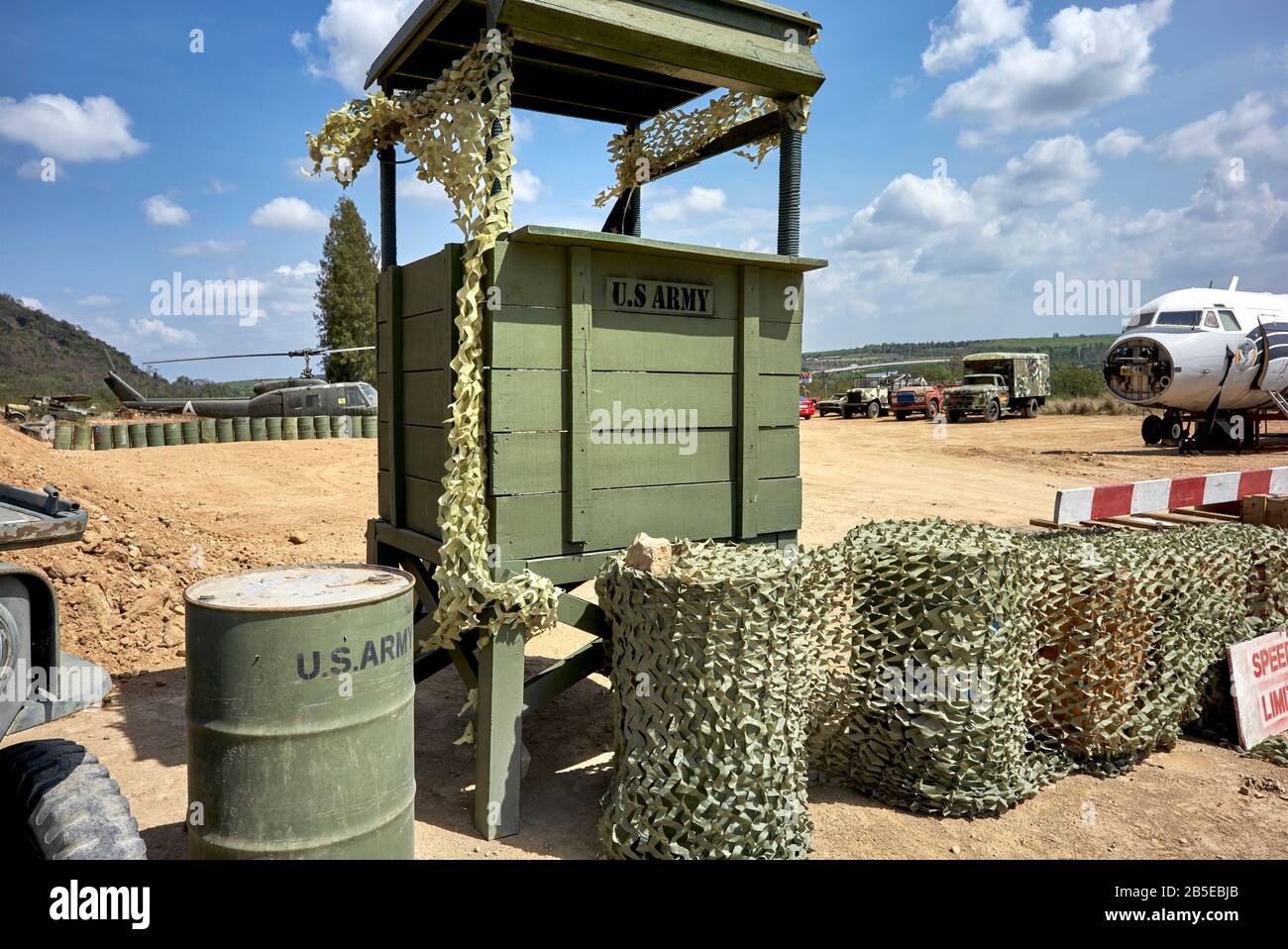 Sentry box. USA Army WW2 ricostruzione sito con vintage e antiche attrezzature di guerra americana. Thailandia Sud-Est Asiatico Foto Stock