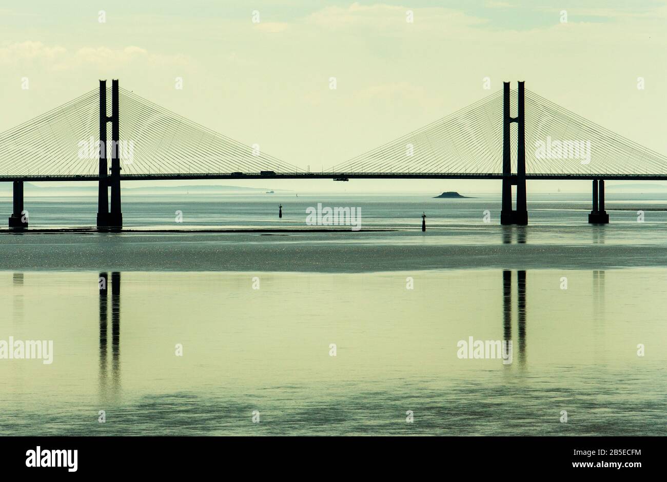 Il ponte Prince of Wales Bridge secondo (nuovo) ponte sospeso Severn che attraversa l'estuario del ponte del fiume Severn riflesso nell'acqua, Inghilterra UK Foto Stock