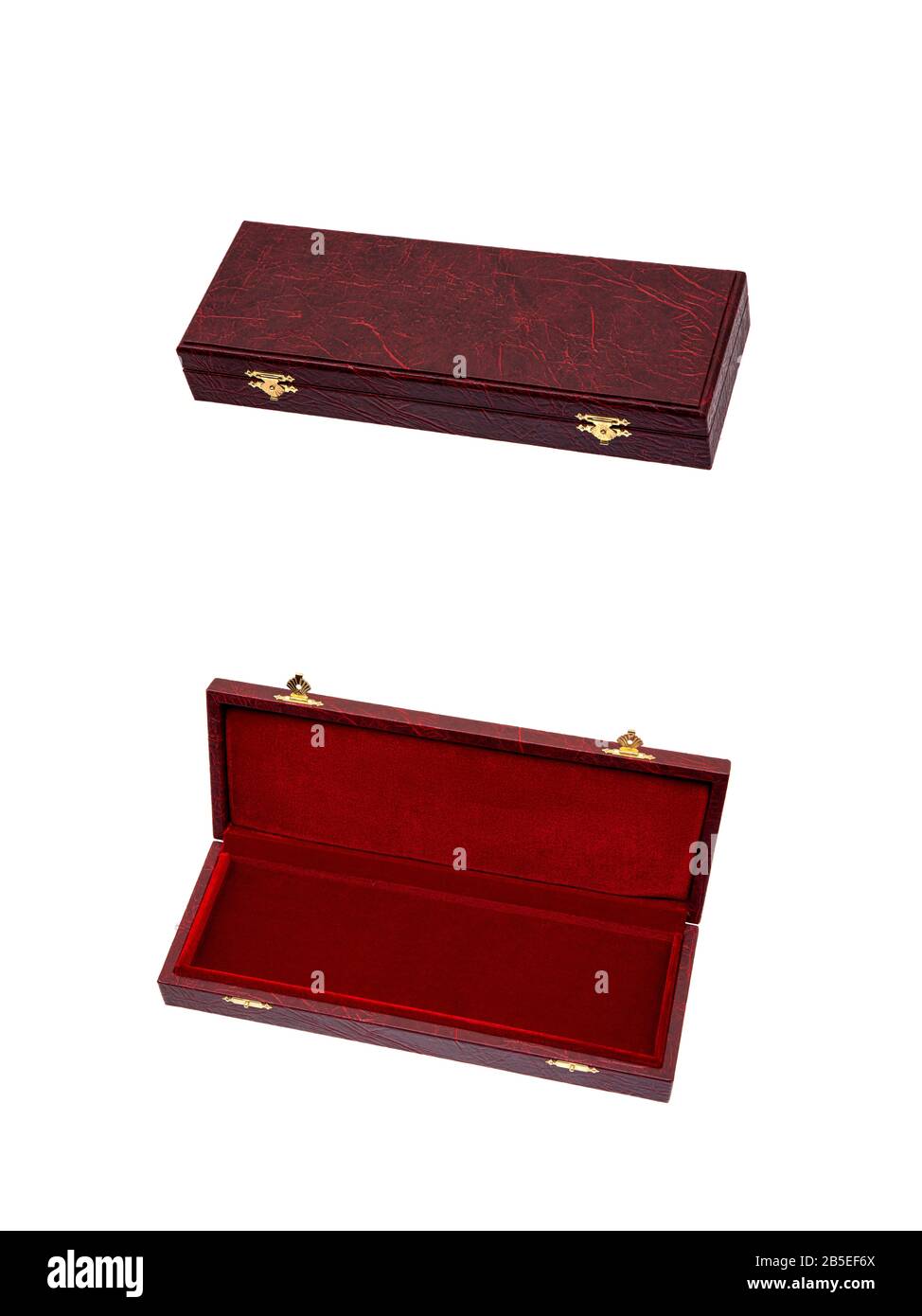 Custodia rossa con serrature dorate. Box per un regalo costoso. Isolato di lusso su sfondo bianco. Foto Stock