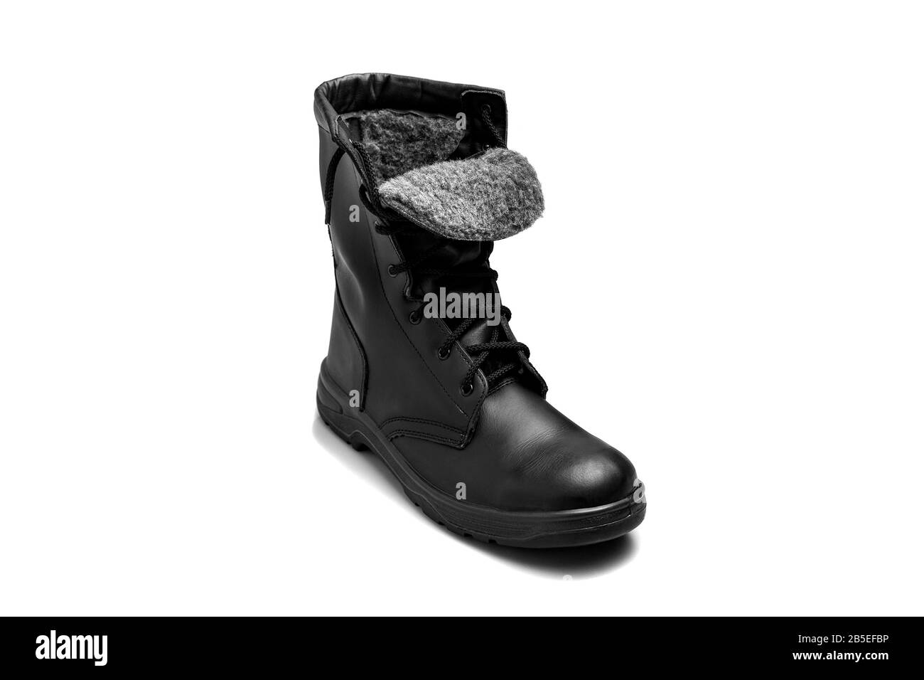 Protezione in pelle nera isolata su sfondo bianco. Nuovo stivale dell'esercito. Scarpe per militari, polizia e unità speciali. Foto Stock