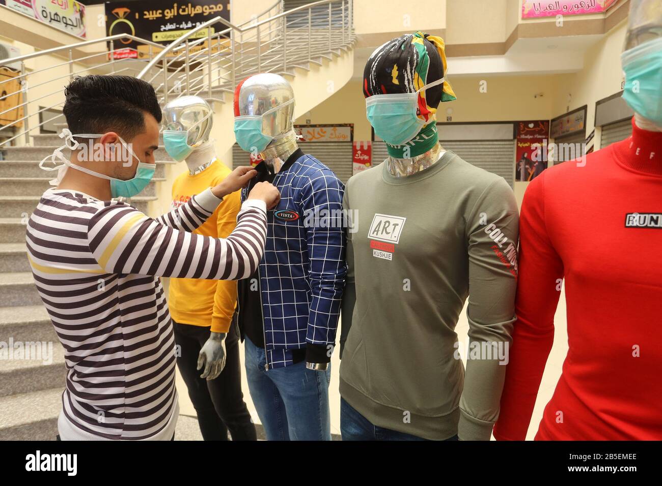 Manichini con maschere facciali esposti al di fuori di un negozio di abbigliamento, nella striscia di Gaza, per diffondere la consapevolezza sulla malattia di coronavirus COVID-19, l'8 marzo 2020, Foto Stock