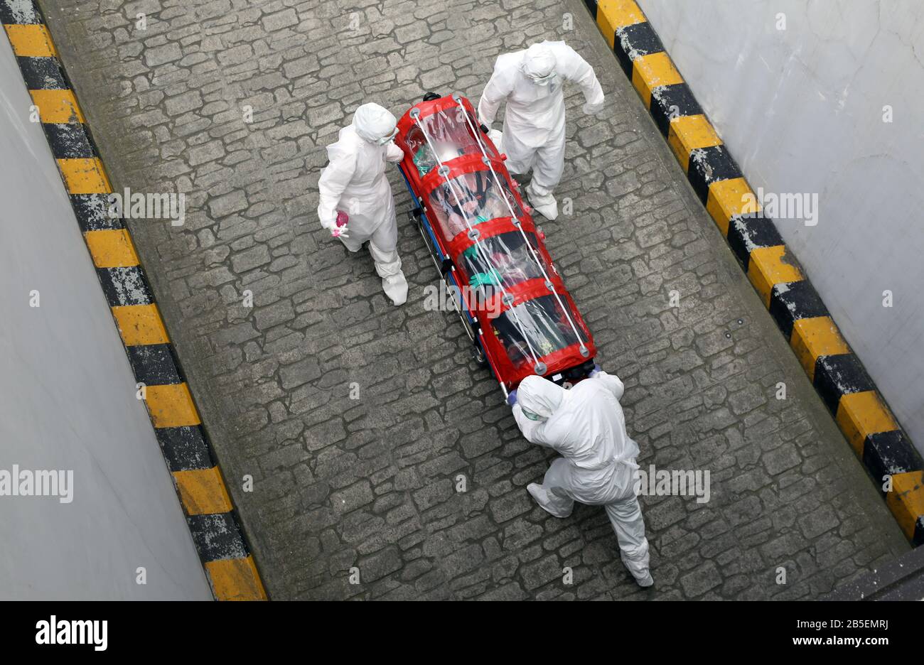 Seoul, Corea Del Sud. 8th Mar 2020. Gli operatori sanitari trasferiscono un paziente in un ospedale per malattie infettive a Seoul, Corea del Sud, 8 marzo 2020. La Corea del Sud ha confermato 179 casi in più del COVID-19 domenica, aumentando il numero totale di infezioni a 7.313. (Newsis/Handout Via Xinhua) Credito: Xinhua/Alamy Live News Foto Stock