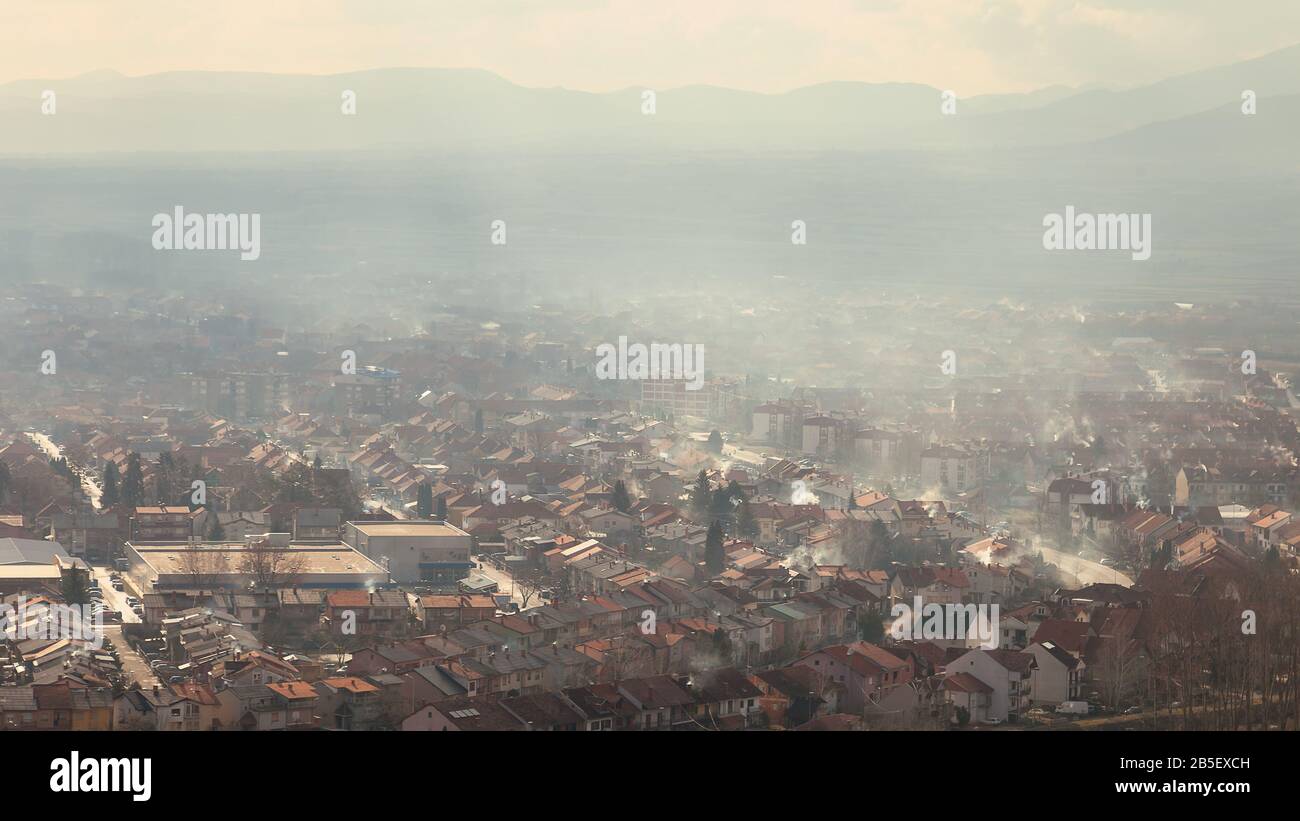 Vista morbida e frizzante dello smog sulla città, inquinata dal fumo proveniente dai camini delle case che usano il legno per il riscaldamento Foto Stock