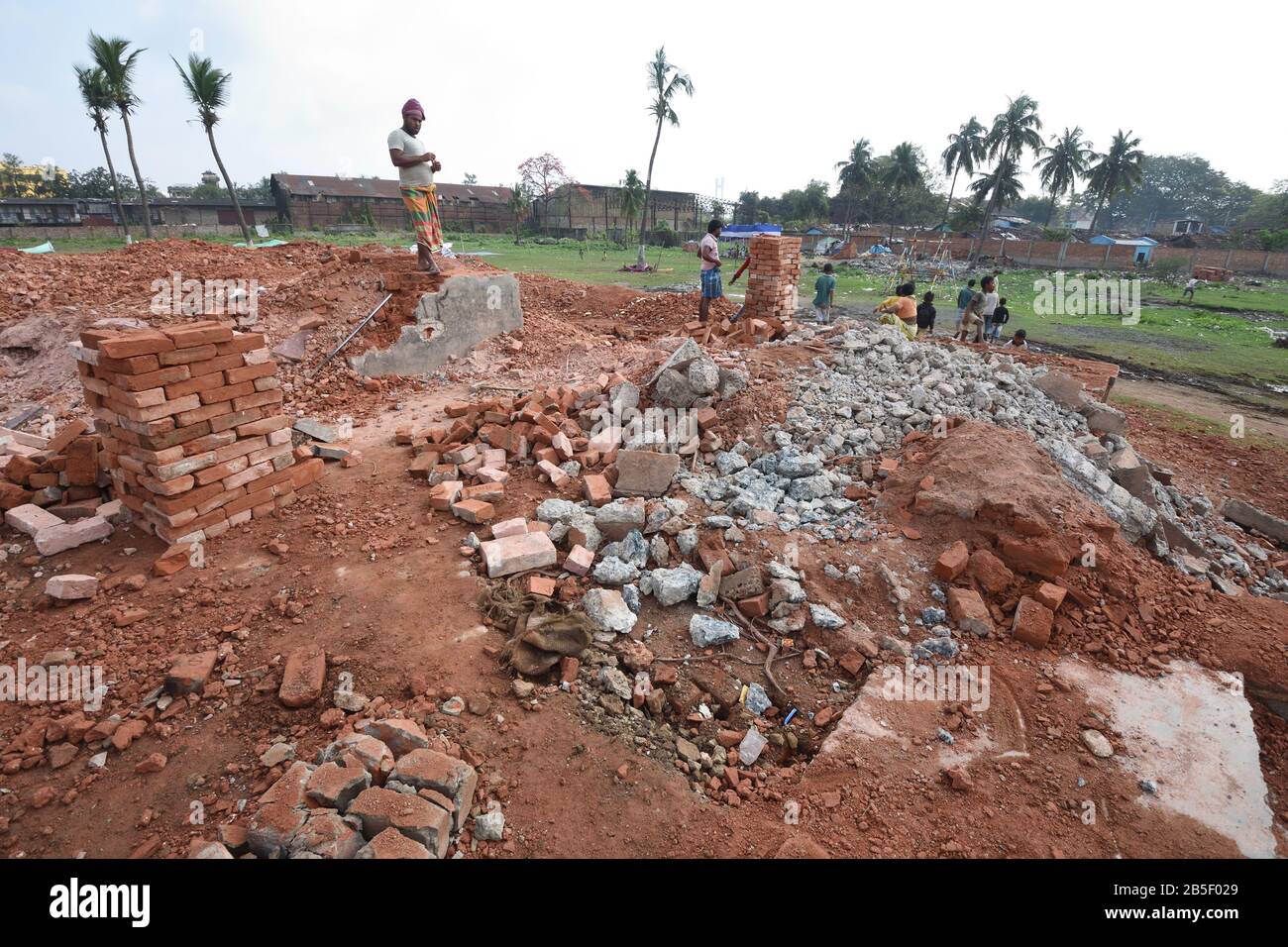 Resti del Lalkuthi, una casa di epoca britannica di Rani Rashmoni (1793 – 1861). Lower Foreshore Road, Shalimar, Howrah. India. Foto Stock