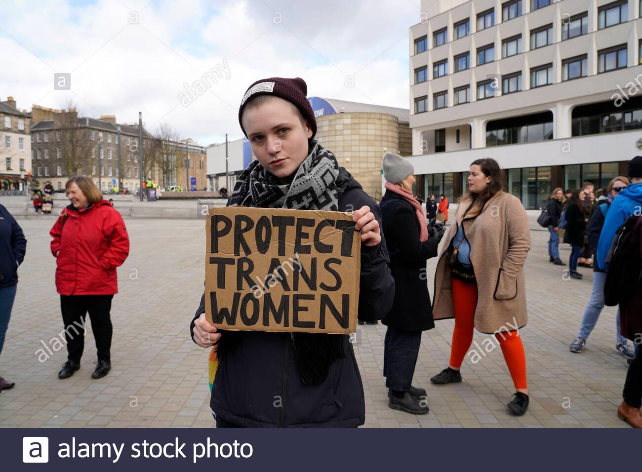 Edimburgo, Scozia, Regno Unito. 8th Mar 2020. La giornata internazionale delle donne va da Piazza Bristo fino a Princes Street. Attirare pacificamente l'attenzione sull'inequità delle donne in tutto il mondo. Visto qui a Bristo Square. Credito: Craig Brown/Alamy Live News Foto Stock