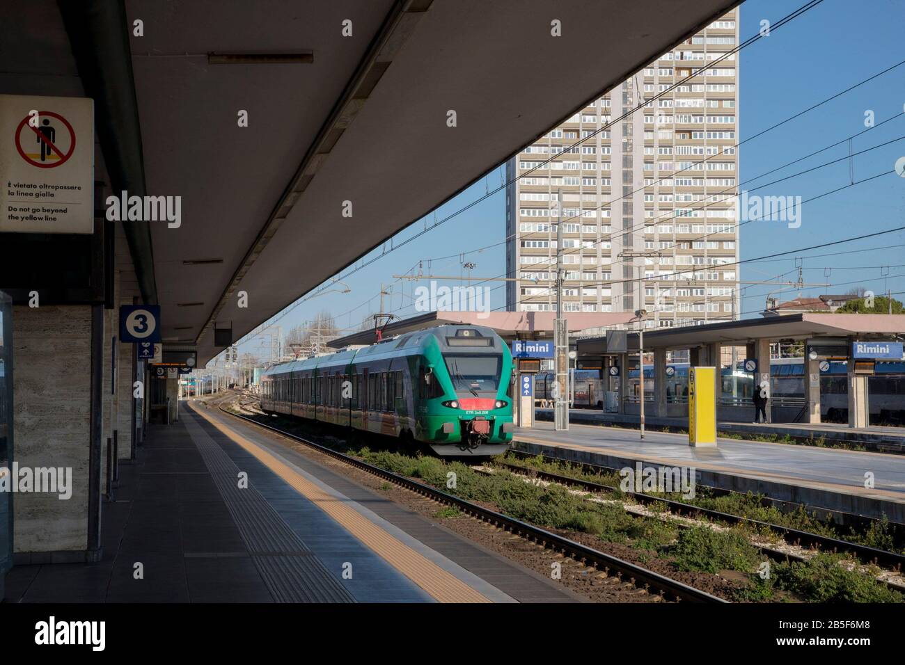 Rimini, Italia. 8th Mar, 2020. Una fermata del treno alla stazione ferroviaria di Rimini, 8 marzo 2020. L'Italia ha rinchiuso la regione della Lombardia settentrionale e 14 province vicine, tra cui la capitale finanziaria di Milano e l'area turistica di Venezia, nel tentativo di contenere la diffusione del romanzo coronavirus, ha dichiarato domenica il primo ministro Giuseppe Conte. Credito: Elisa Lingria/Xinhua/Alamy Live News Foto Stock