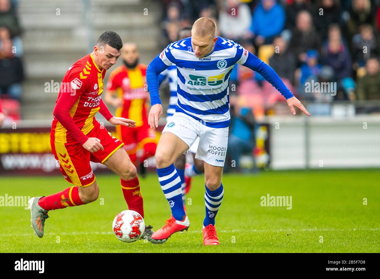 Deventer, Paesi Bassi. 08th Mar, 2020. Deventer, Stadio De Adelaarshorst, 08-03-2020, Stagione 2019/2020, Olandese Keuken Kampioen Divie. GA Eagles giocatore Antoine Rabillard (L) De Graafschap giocatore Jasper van Heertum (r) durante la partita Vai Avanti Eagles - Graafschap credito: Pro Shots/Alamy Live News Foto Stock
