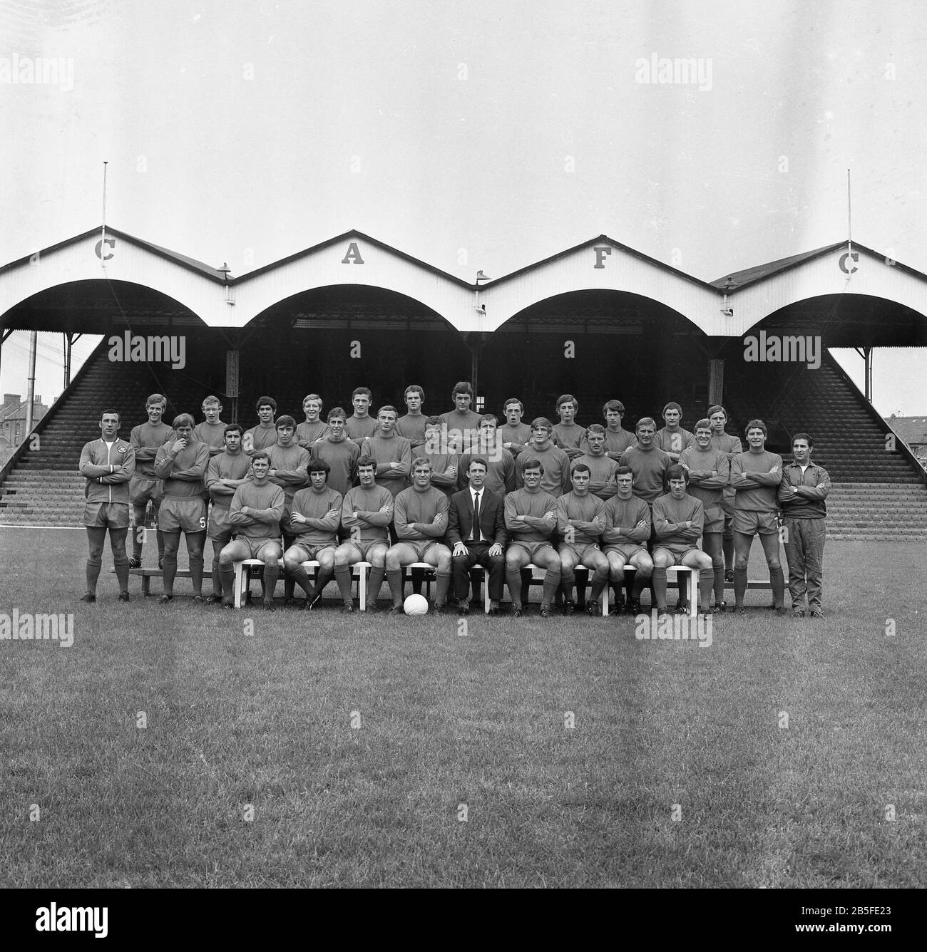 1968, storico, football, Charlton Athletic FC, nuova stagione, foto della prima squadra e delle squadre di riserva sul campo a valle, a sud di Londra, Inghilterra, Regno Unito. Foto Stock