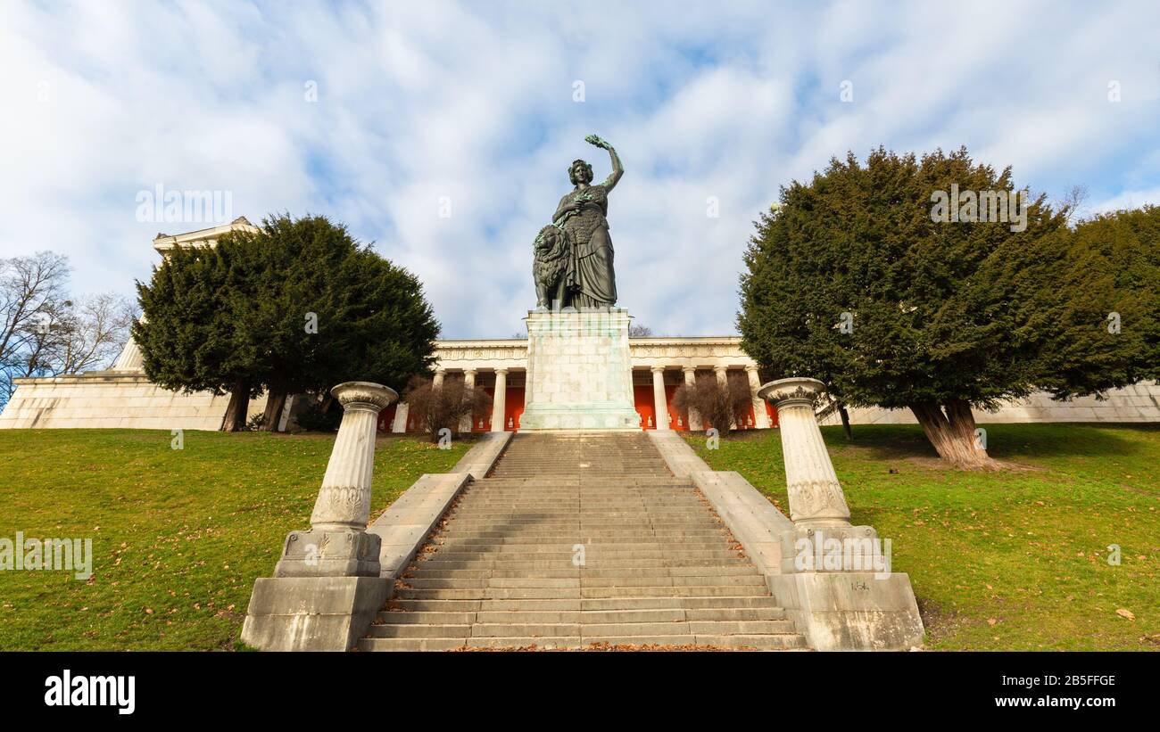 Scale che conducono verso la statua della Baviera. Scultura femminile che tiene una corona. Situato a Theresienwiese. Monumento nazionale, destinazione di viaggio. Foto Stock