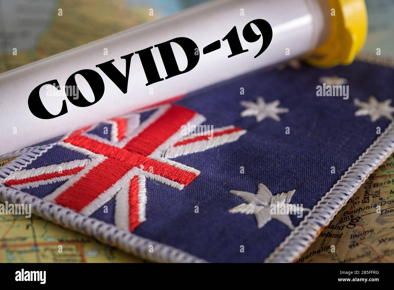 Provetta con Coronavirus positivo contro la bandiera australiana Foto Stock
