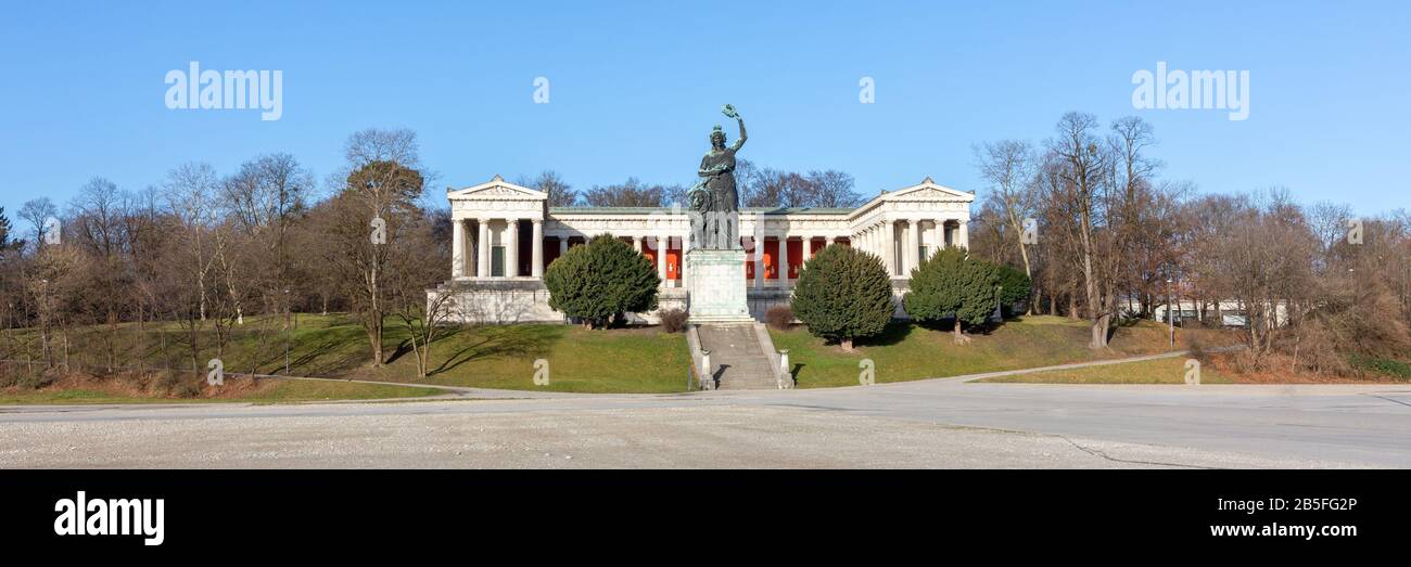 Bellissimo panorama con la statua della Baviera e Ruhmeshalle (sala di fama). Punto di riferimento principale della capitale bavarese e una popolare destinazione di viaggio. Foto Stock