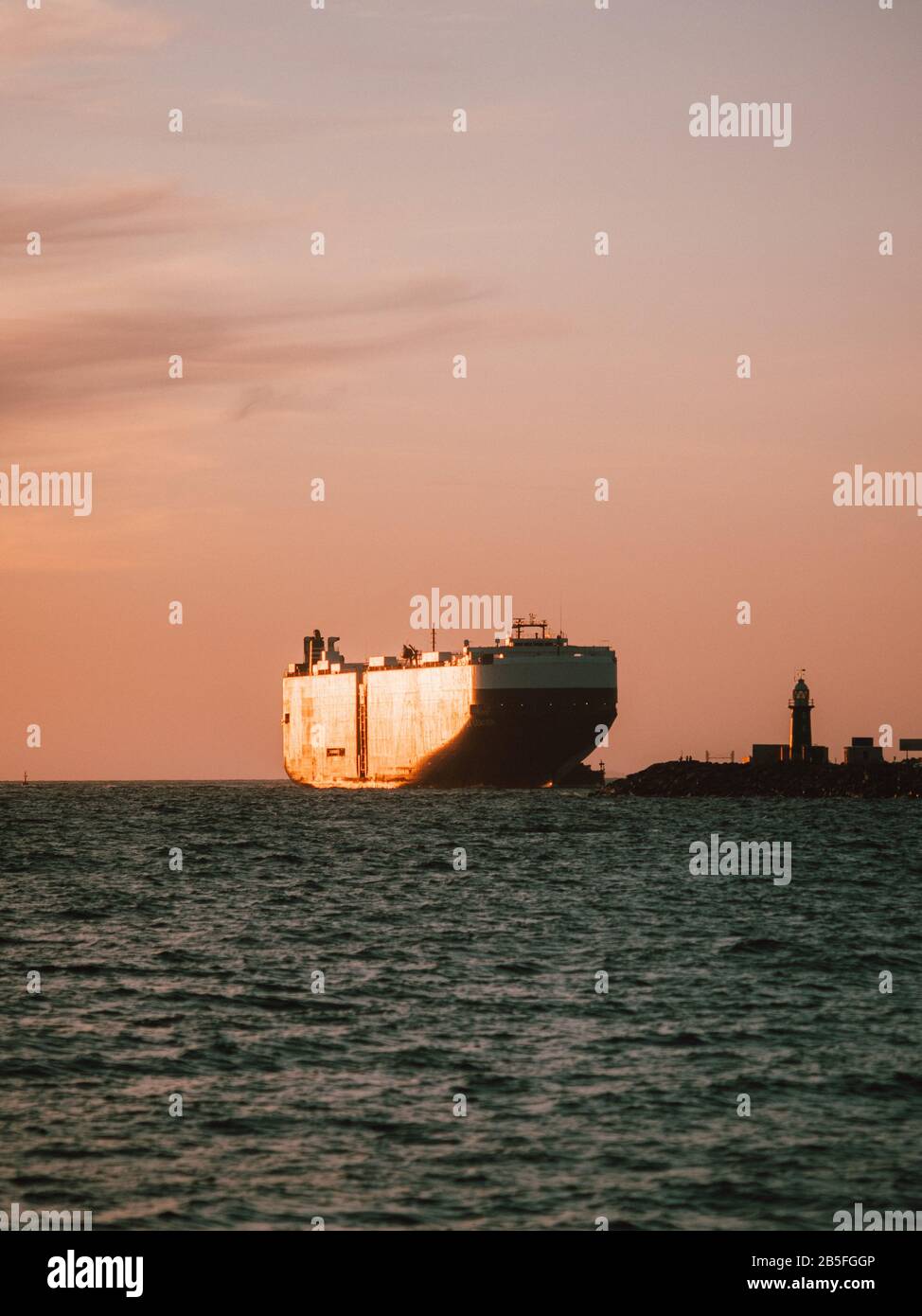 Una grande nave da carico si prepara ad attraccare in Australia Foto Stock