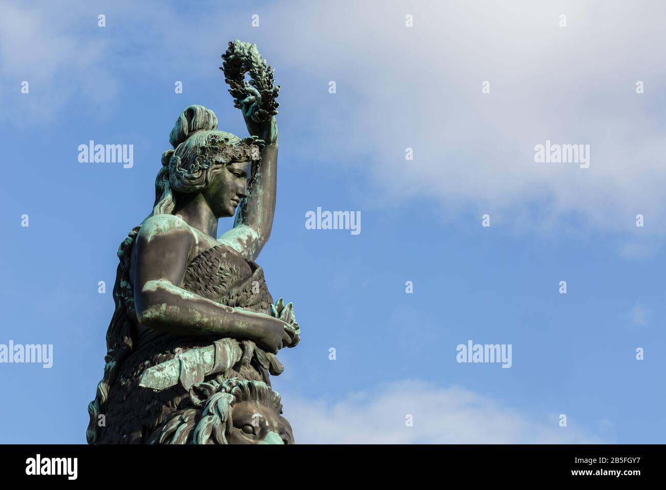 Parte superiore della statua della Baviera. La scultura è un simbolo della patria bavarese. Situato presso il Theresienwiese. Cielo blu con nuvole bianche. Foto Stock