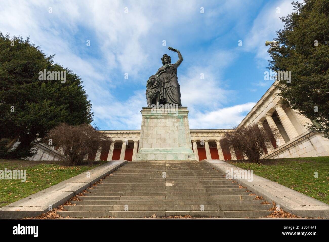 Una vista verso la statua della Baviera e la Sala bavarese del Fame (Ruhmeshalle). Scale che portano al famoso monumento e destinazione di viaggio. Foto Stock