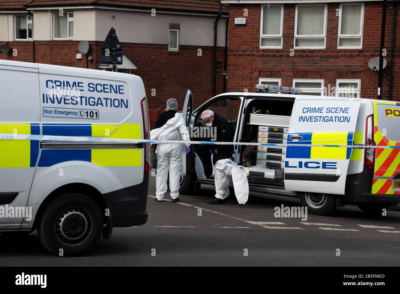 Sheffield , UK-08.03.2020: Una forte presenza di polizia protegge la scena del crimine a seguito di un omicidio a Woodthorpe Foto Stock