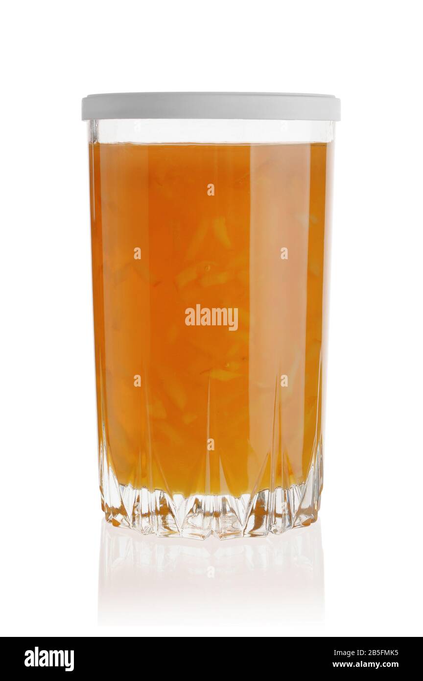 Vaso di vetro di marmellata d'arancia isolato su sfondo bianco Foto Stock