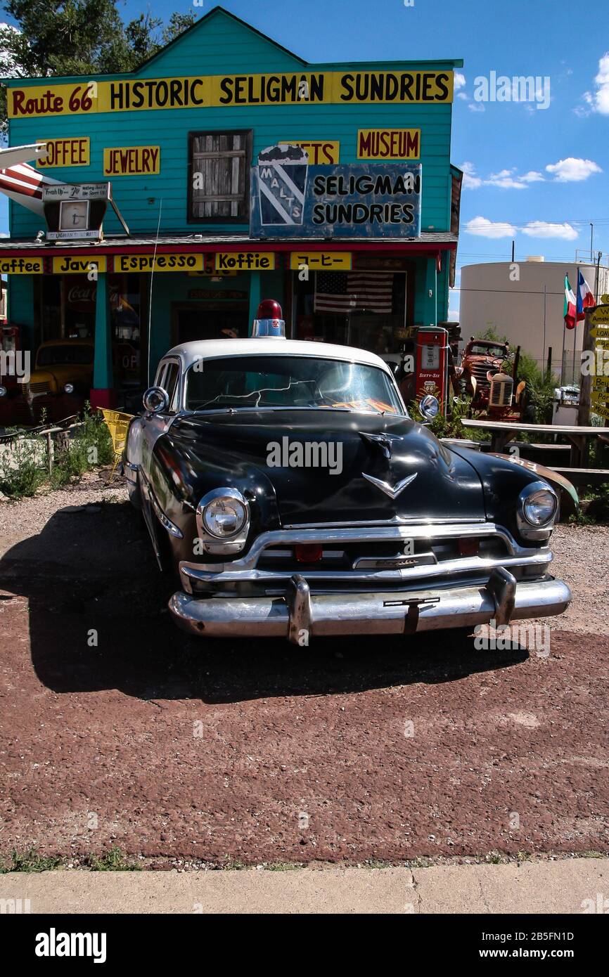 Route 66 con vecchie auto ispirate al film DISNEY's CARS. La Route 66 (ufficialmente US Route 66) è una vecchia rotta americana che collegava Chicago (Illinois) a S. Foto Stock