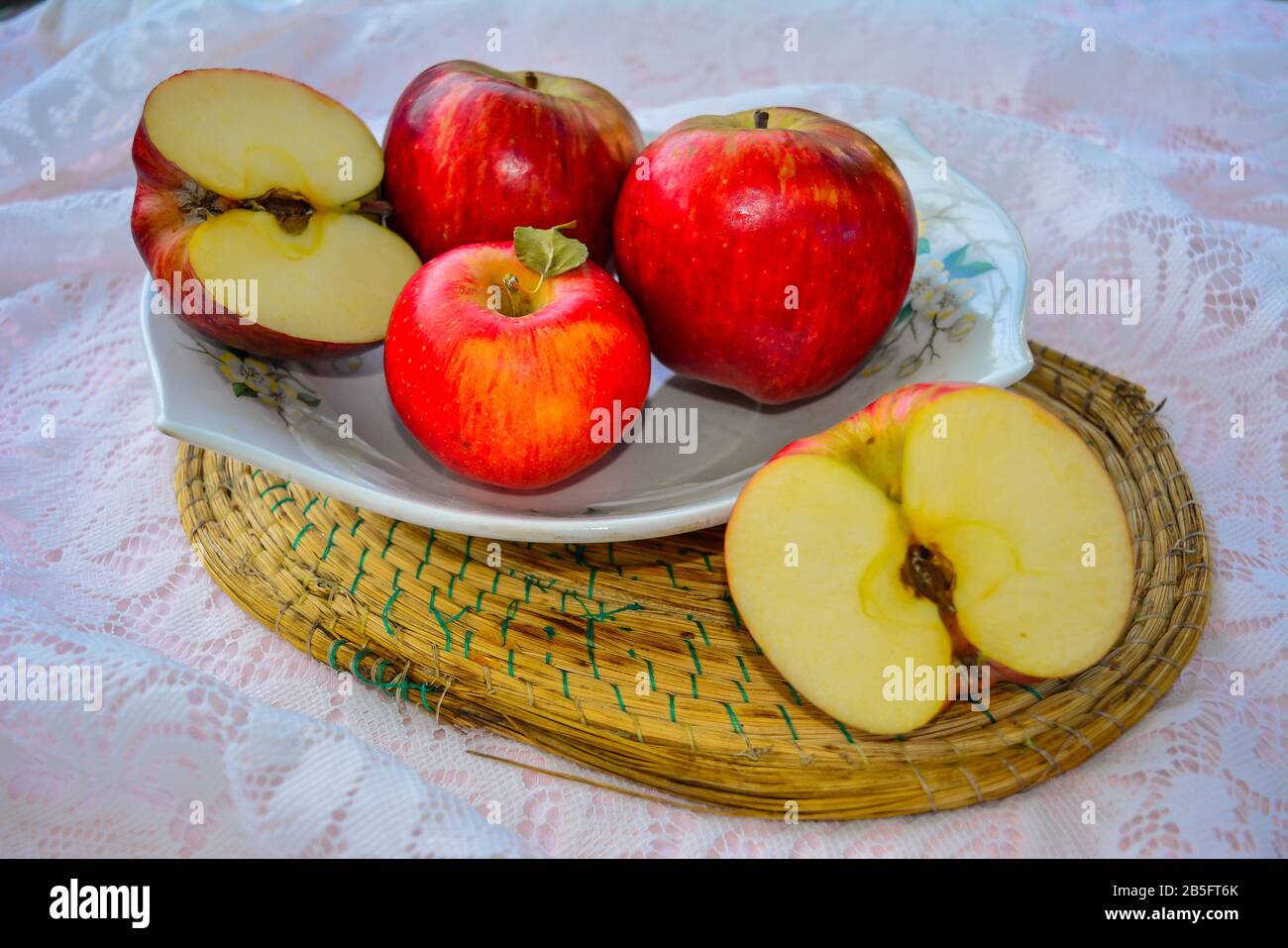fuente con manzanas rojas Foto Stock