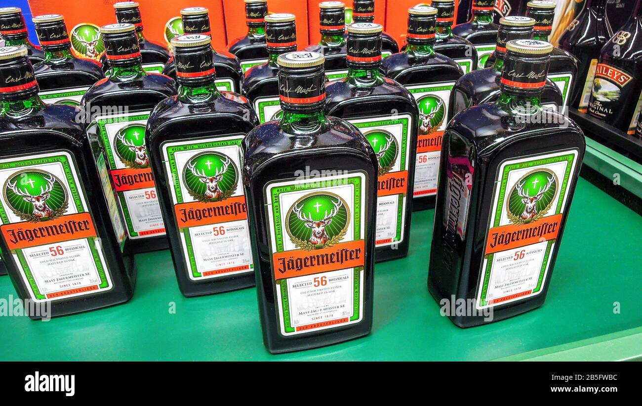 Samara, Russia - 8 marzo 2020: Jagermeister è una bevanda alcolica forte in vendita in superstore. Jagermeister fatto con 56 erbe e spezie Foto Stock