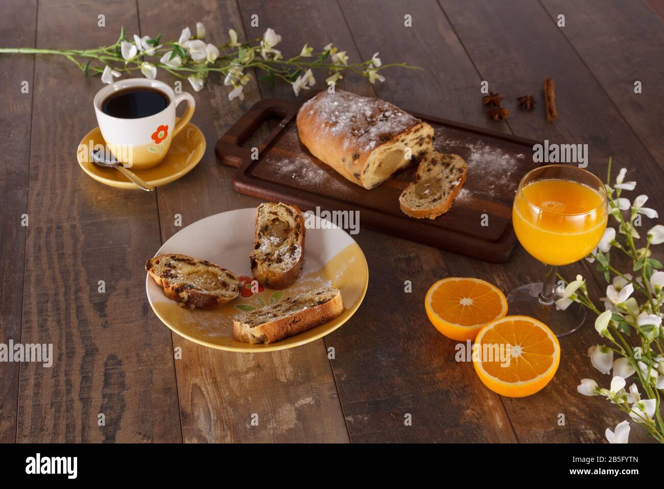 Colazione di Pasqua con pane di uvetta, succo d'arancia e caffè Foto Stock