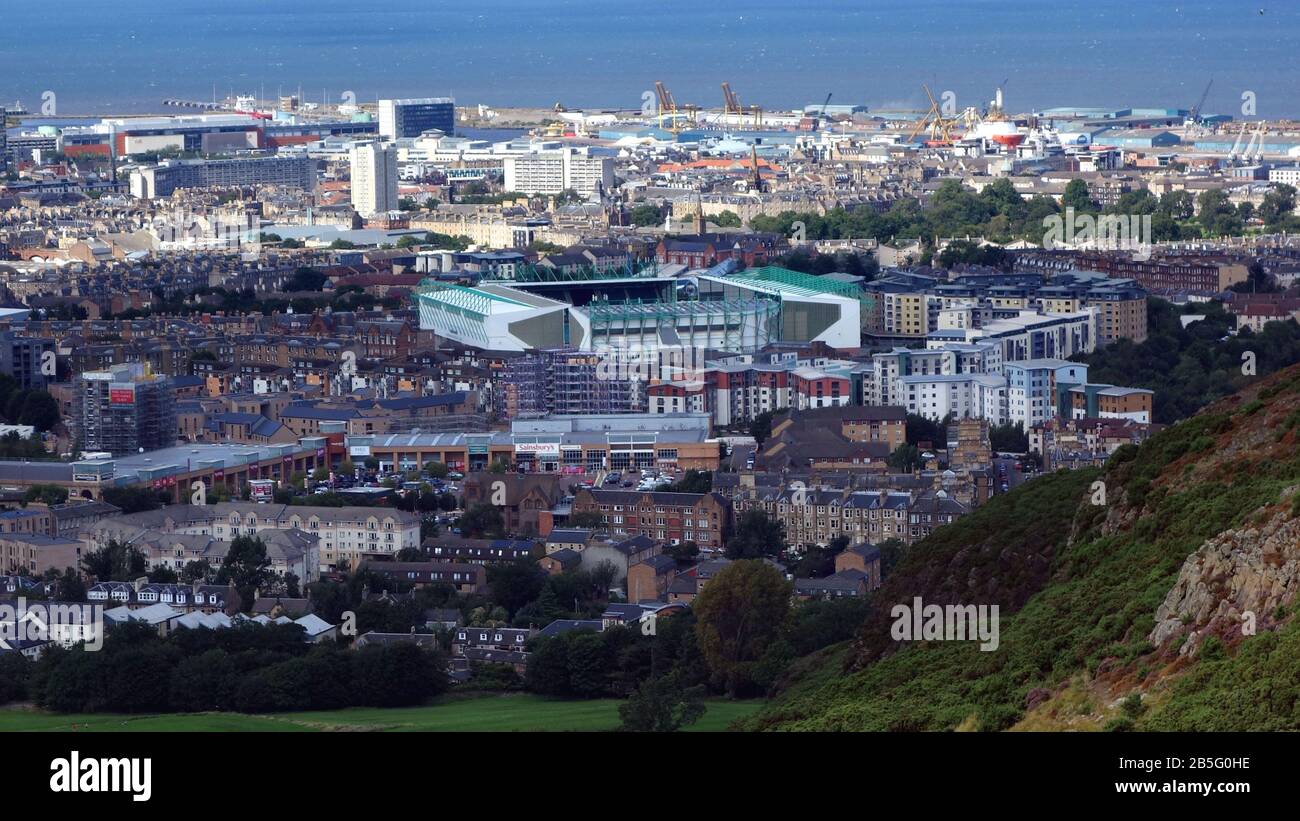Arthur's Seat, Edimburgo 15 agosto 2019. Guarda verso est con lo Stadio di Easter Road, sede del centro dell'immagine Hibernian FC. Foto Stock