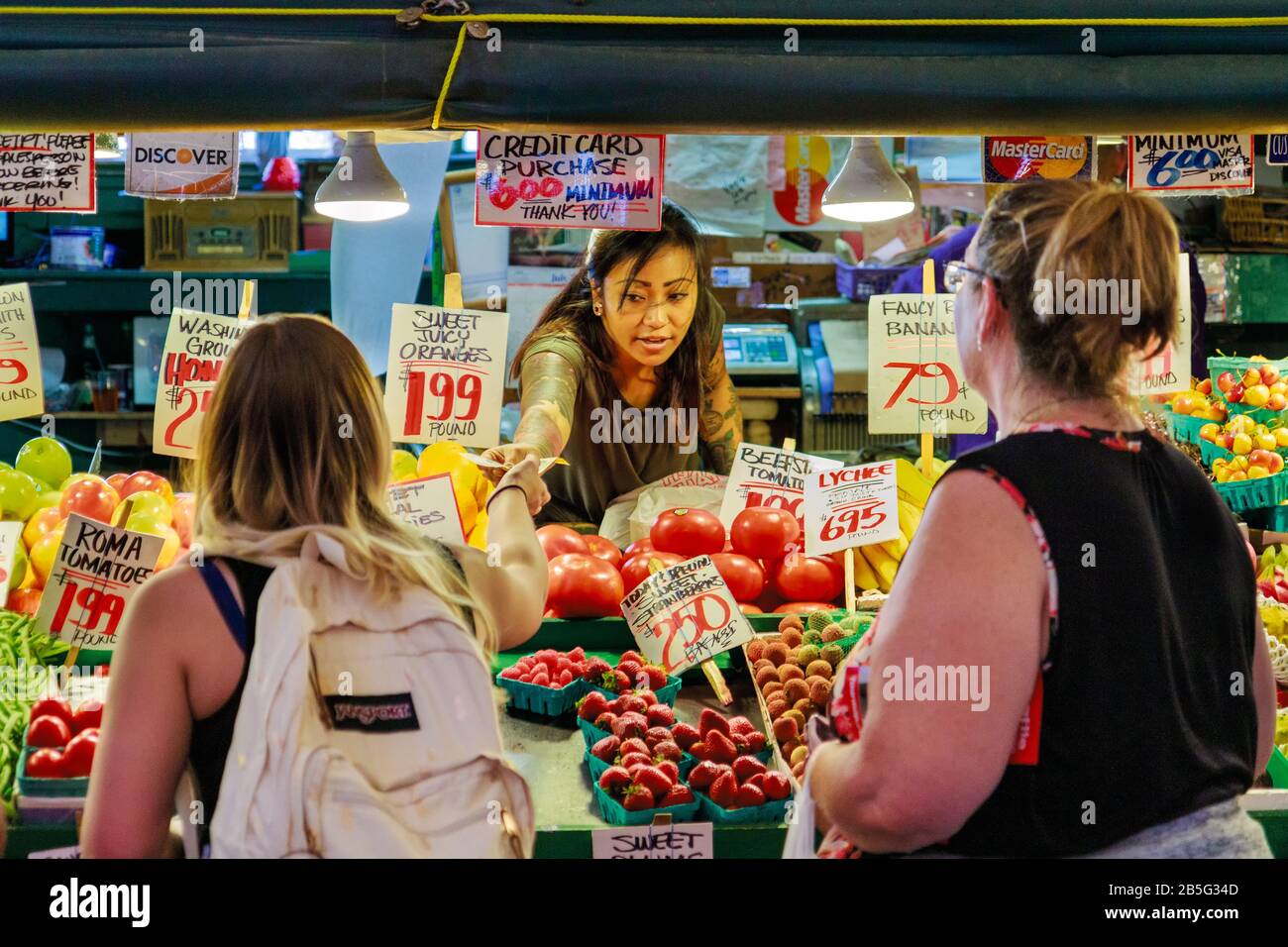 Seattle, WA, USA - 21 LUGLIO: Stand vegetale al Pike Place Market nel centro di Seattle il 24 luglio 2018 a Seattle, Washington. Foto Stock