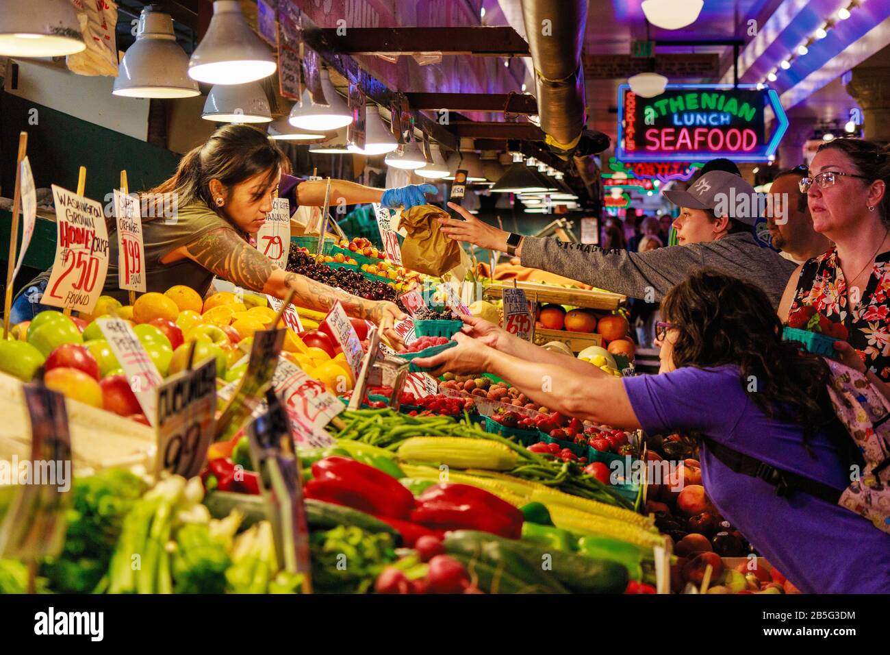 Seattle, WA, USA - 21 LUGLIO: Stand vegetale al Pike Place Market nel centro di Seattle il 24 luglio 2018 a Seattle, Washington. Foto Stock