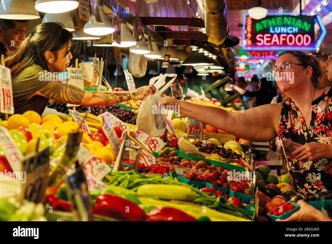 Seattle, WA, USA - 21 LUGLIO: Stand vegetale al Pike Place Market nel centro di Seattle il 24 luglio 2018 a Seattle, Washington. Foto Stock