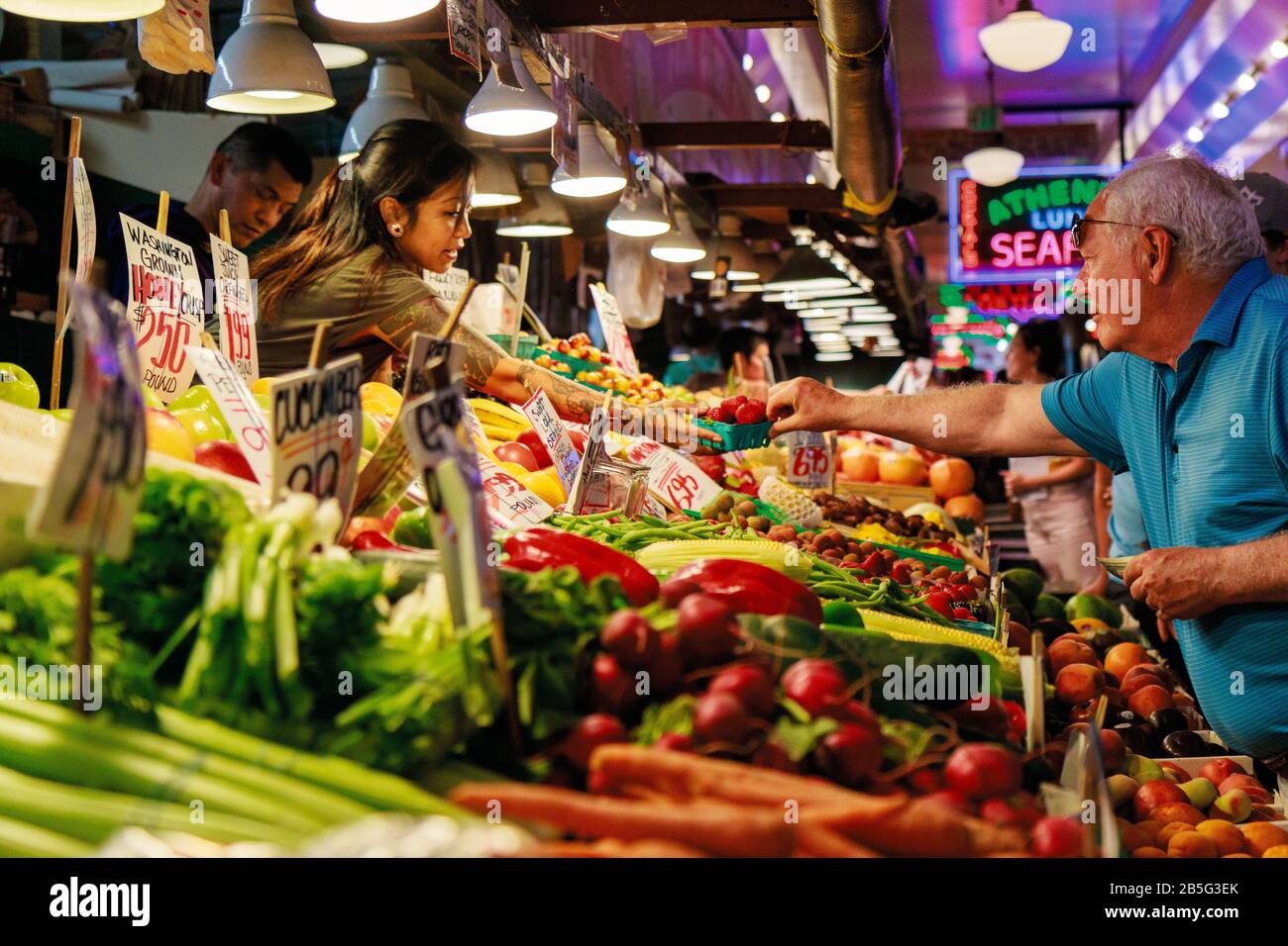 Seattle, WA, USA - 21 LUGLIO: Stand vegetale al Pike Place Market nel centro di Seattle il 24 luglio 2018 a Seattle, Washington. Foto Stock