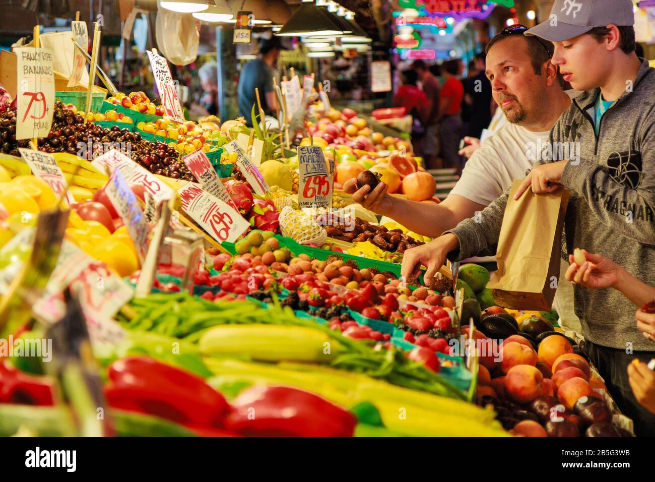 Seattle, WA, USA - 21 LUGLIO: Stand vegetale al Pike Place Market nel centro di Seattle il 24 luglio 2018 a Seattle, Washington. Foto Stock