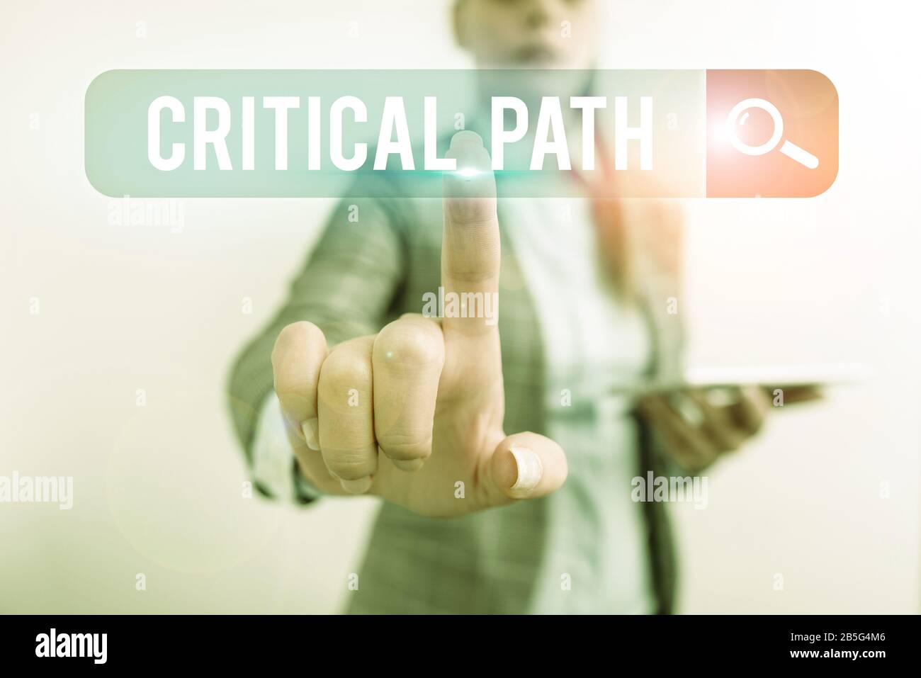 La scrittura della nota che mostra il percorso critico. Il concetto di business per la sequenza di fasi di un progetto che richiede il tempo più lungo Foto Stock