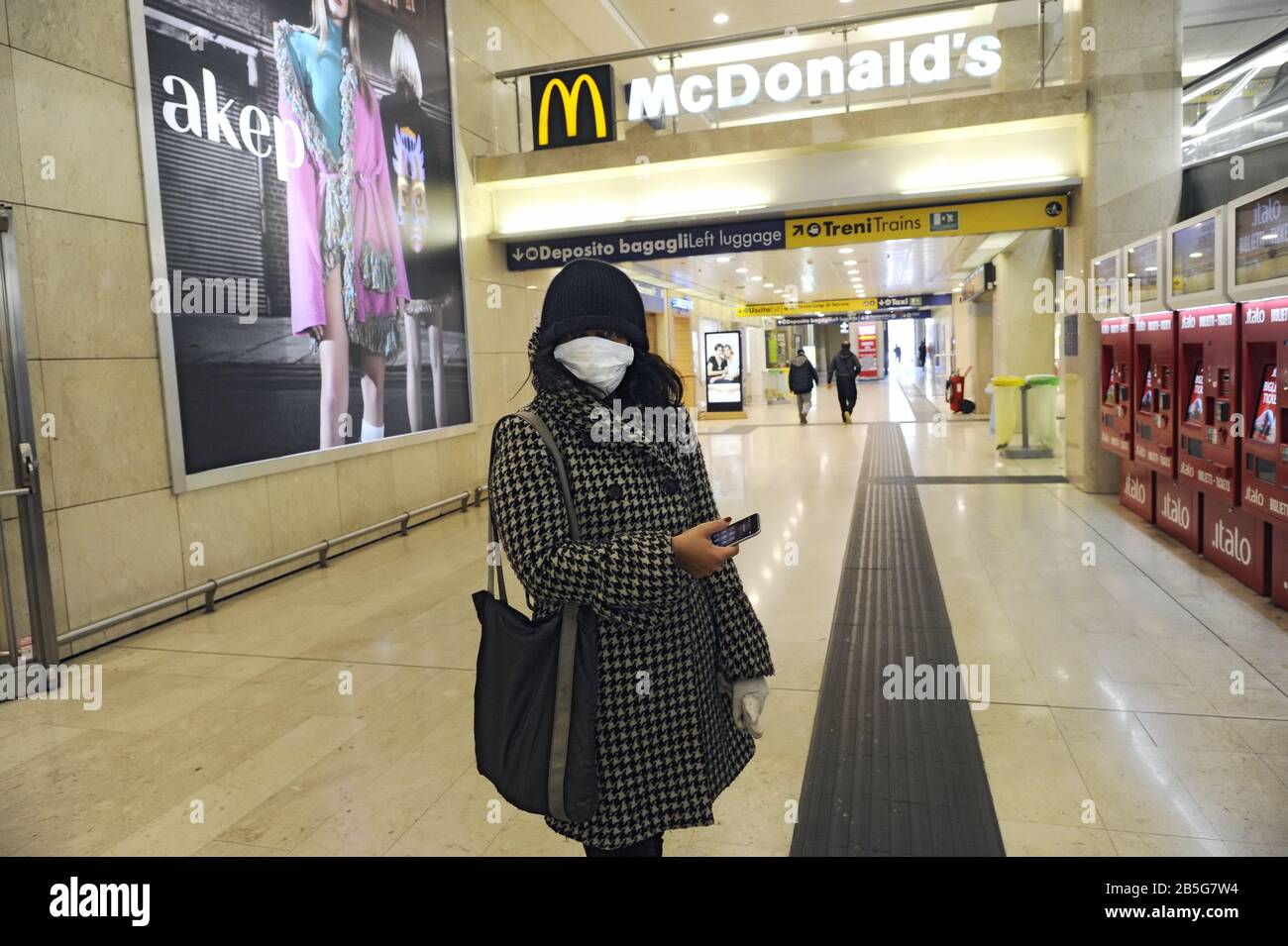 Milano, 8 marzo 2020, Stazione Centrale di Milano semi-deserta dopo il decreto governativo che isolava gran parte dell'Italia settentrionale per fermare l'epidemia di coronavirus 19 Foto Stock