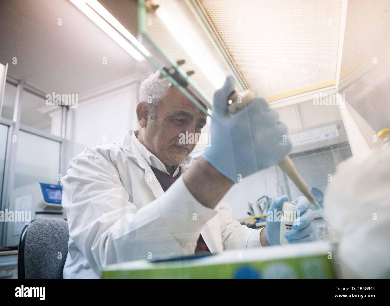 (200308) -- CAIRO, 8 marzo 2020 (Xinhua) -- Ali Mohamed Zaki, professore di microbiologia e immunità presso la Facoltà di Medicina dell'Università di Ain Shams, lavora in un laboratorio del Cairo, Egitto, 7 marzo 2020. Per ANDARE CON 'Intervista: La Cina mantiene con successo il controllo delle infezioni di COVID-19: Mers scoprer' (Xinhua/Wu Huiwo) Foto Stock