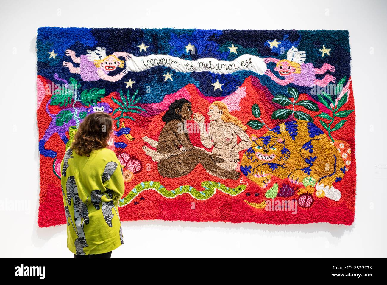 Donna dai capelli castani che guarda 'Love is both Honey and Venom', opera di Anna-Karoliina Vainio, al museo d'arte Amos Rex di Helsinki, Finlandia Foto Stock