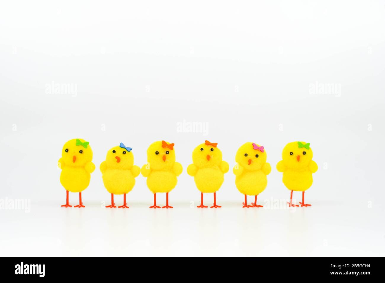 Cute giallo modello pulcini in una linea rivolta in avanti Foto Stock