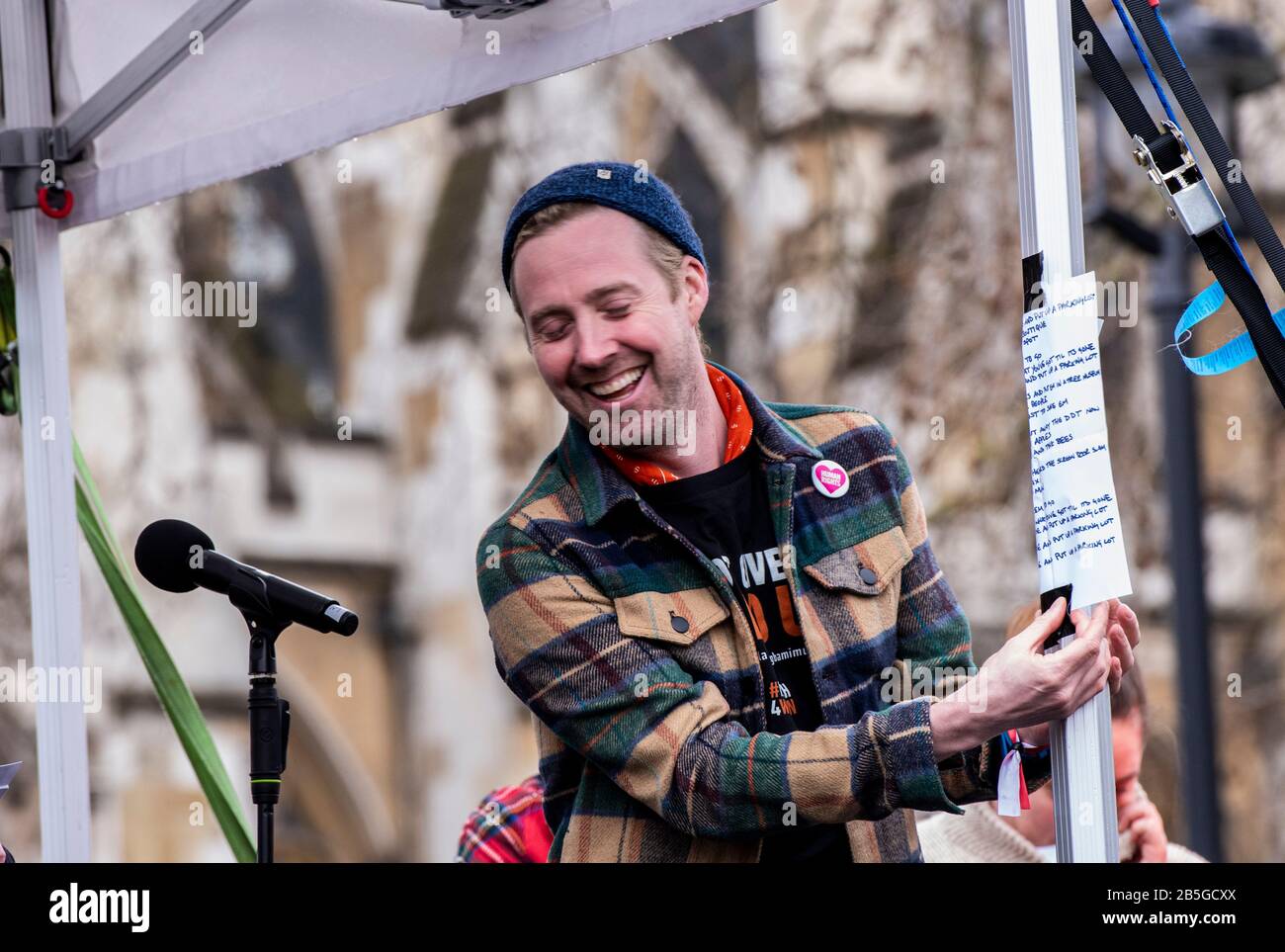 Londra, Regno Unito. 8th Mar, 2020. Il frontman dei capi del Kaiser Ricky Wilson canta per la folla in Piazza del Parlamento per celebrare la Giornata Internazionale della Donna. Credito: Ernesto rogata/Alamy Live News Foto Stock