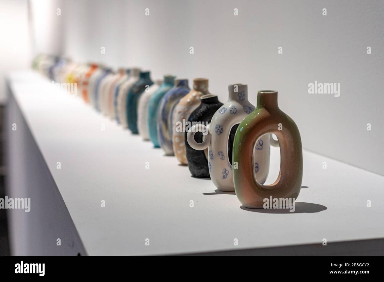 Marathon Mug 1-47, arte ceramica contemporanea di Aura Latva-Somppi alla mostra Generation 2020 nel museo d'arte moderna Amos Rex di Helsinki, Finlandia Foto Stock