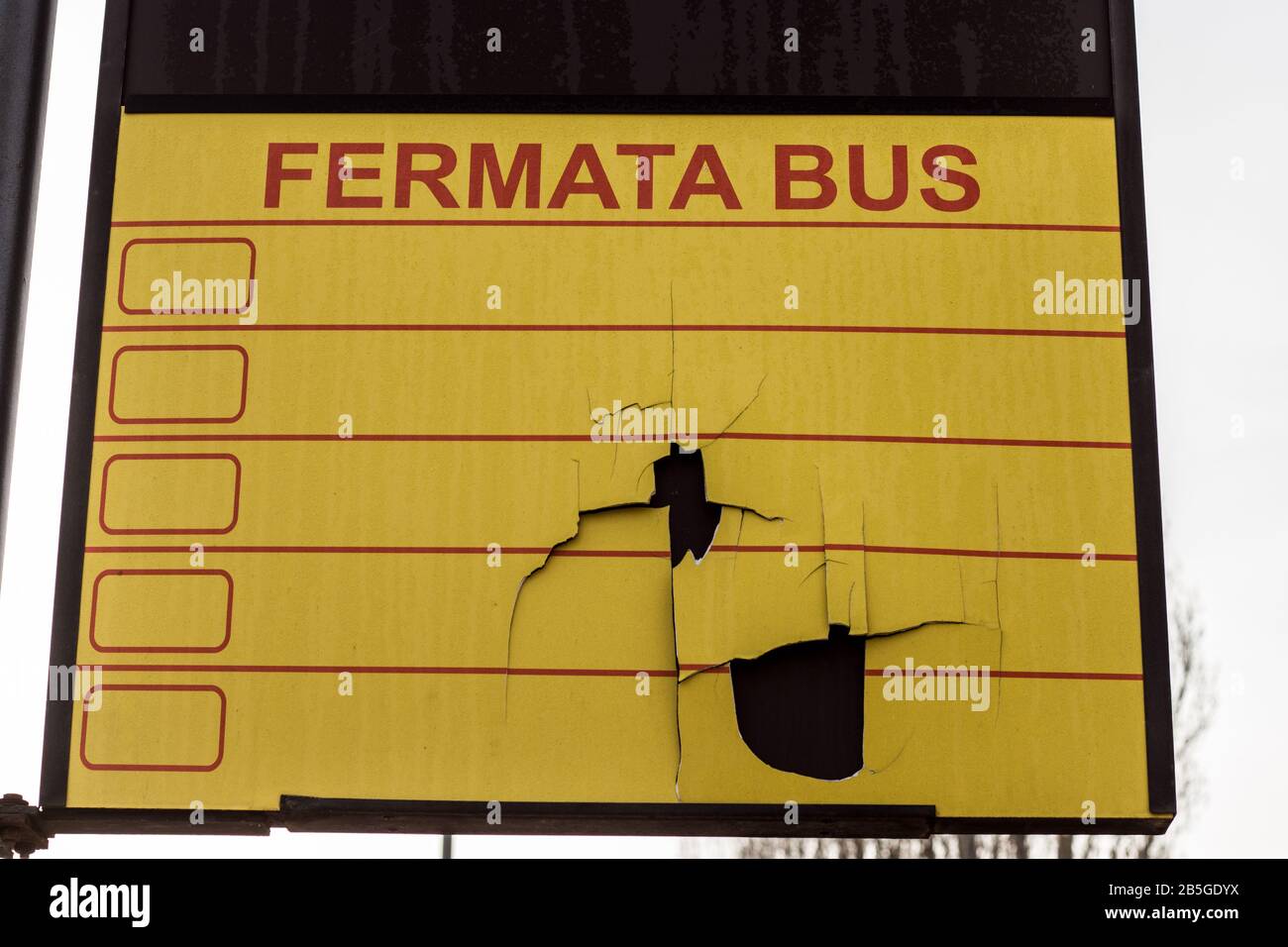 Fermata autobus vuota a Benevento Foto Stock