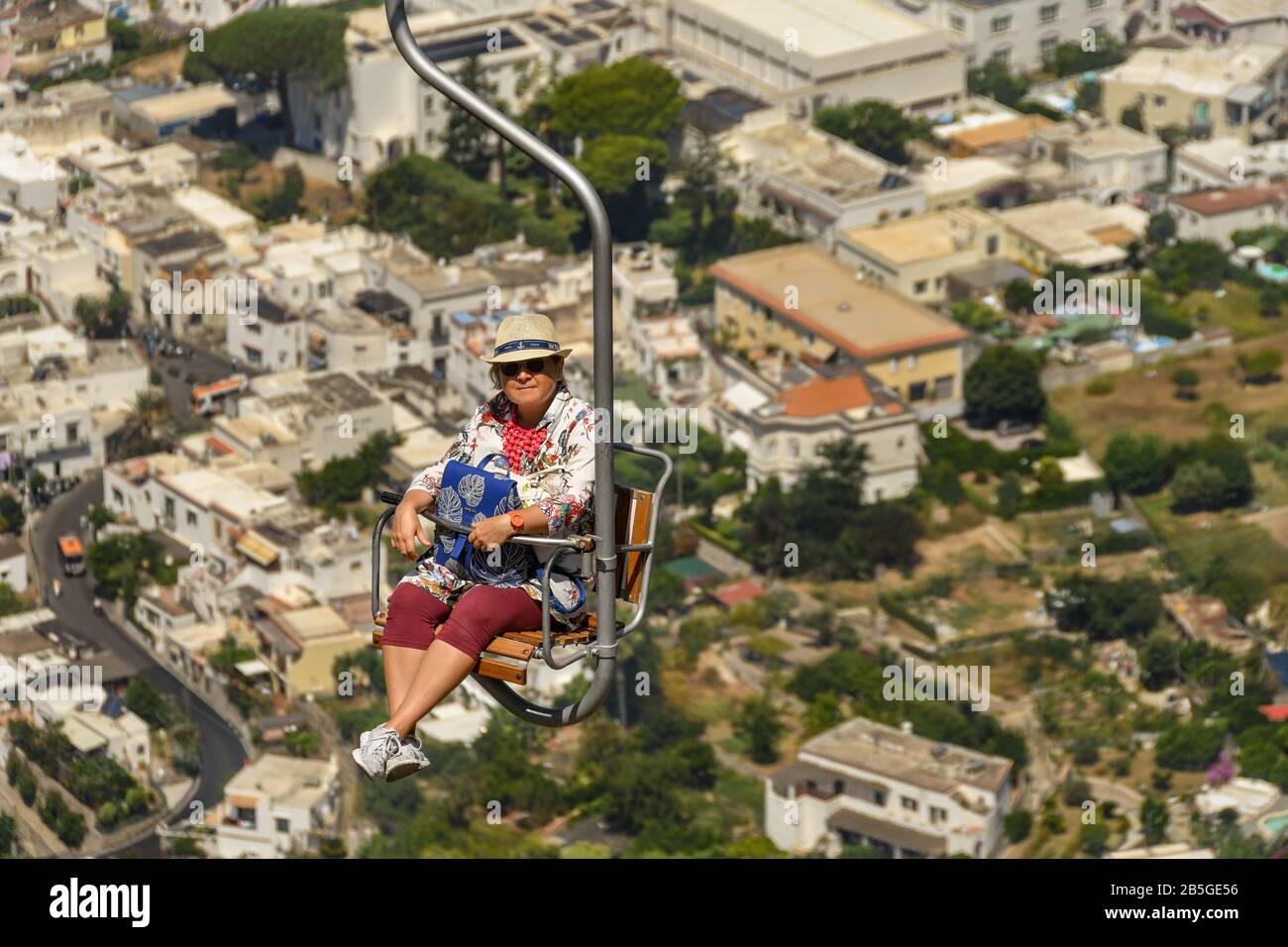 ANACAPRI ISOLA DI CAPRI, Italia - Agosto 2019: Persona su una seggiovia che viaggiano su e giù per la montagna fino alla vetta del Monte Solaro al di sopra di Anacapri Foto Stock