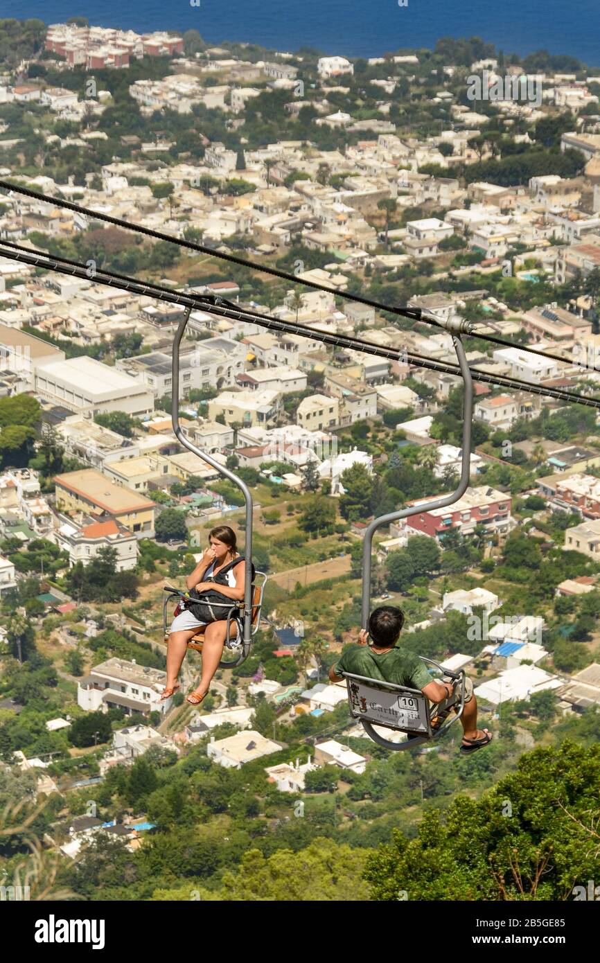Anacapri, ISOLA DI CAPRI, ITALIA - AGOSTO 2019: Visitatori su una seggiovia che si sposta verso la cima del Monte Solaro sopra Anacapri Foto Stock