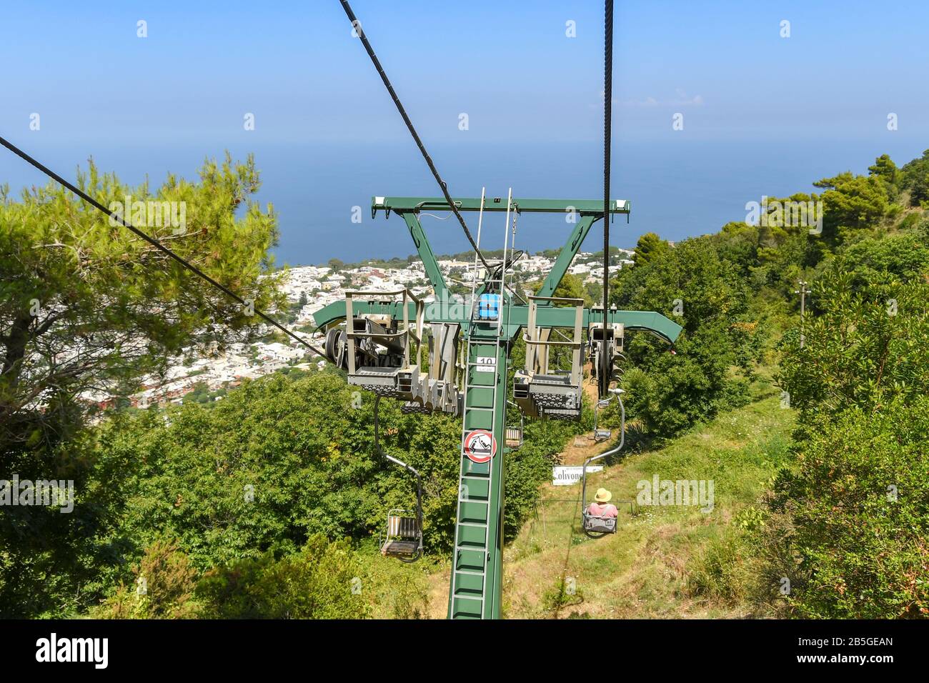 Anacapri, ISOLA DI CAPRI, ITALIA - AGOSTO 2019: Funi di supporto in acciaio sulla seggiovia che arriva fino alla cima del Monte Solaro Foto Stock