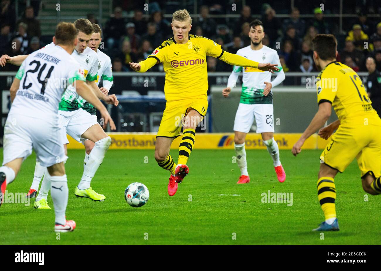 Sport, calcio, Bundesliga, 2019/2020, Borussia Moenchengladbach vs. BVB Borussia Dortmund 1-2, Stadio Borussia Park, scena della partita, f.l.r. Tony Jantschke (MG), Matthias Ginter (MG), Nico Elvedi (MG), Erling Haaland (BVB), Rami Bensebaini (MG), Raphael Guerreiro (BVB), I REGOLAMENTI DFL VIETANO QUALSIASI USO DI FOTOGRAFIE COME SEQUENZE DI IMMAGINI E/O QUASI-VIDEO Foto Stock