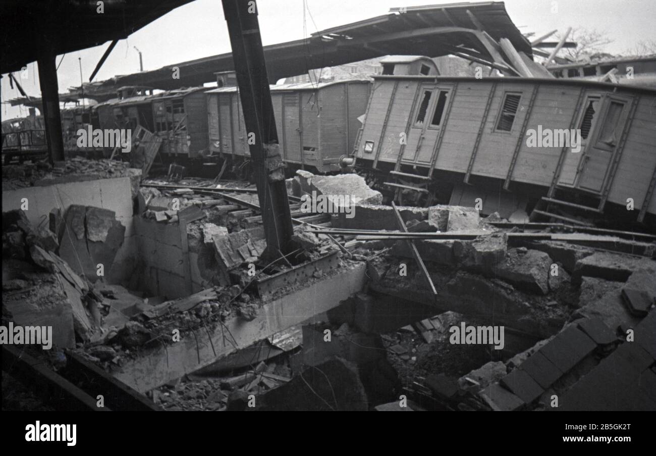 Bombenangriff / Bombernacht auf deutschen Bahnhof / Bombardamento / Notte Di Bombardamento alla stazione ferroviaria tedesca Foto Stock