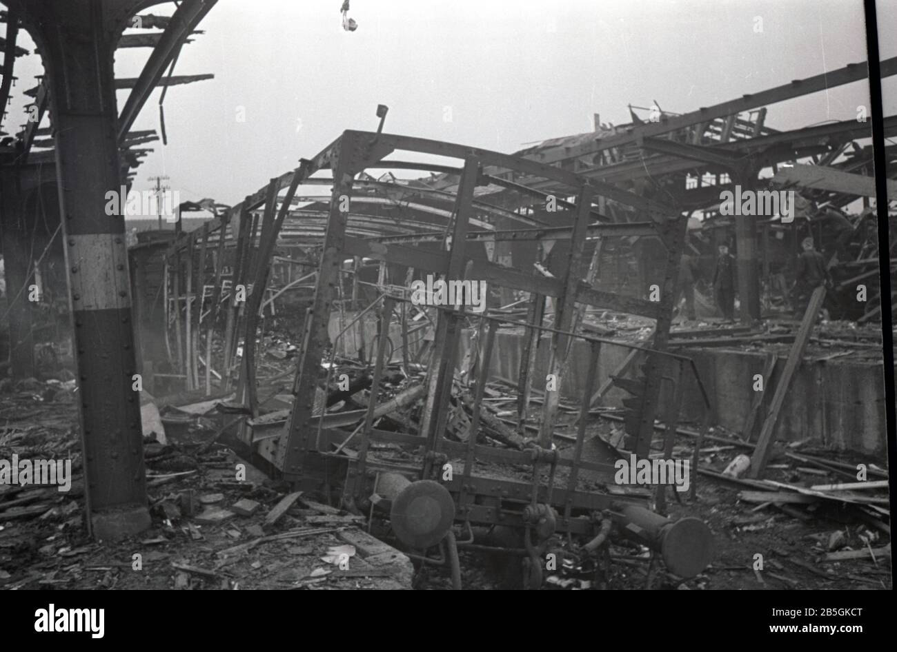 Bombenangriff / Bombernacht auf deutschen Bahnhof / Bombardamento / Notte Di Bombardamento alla stazione ferroviaria tedesca Foto Stock