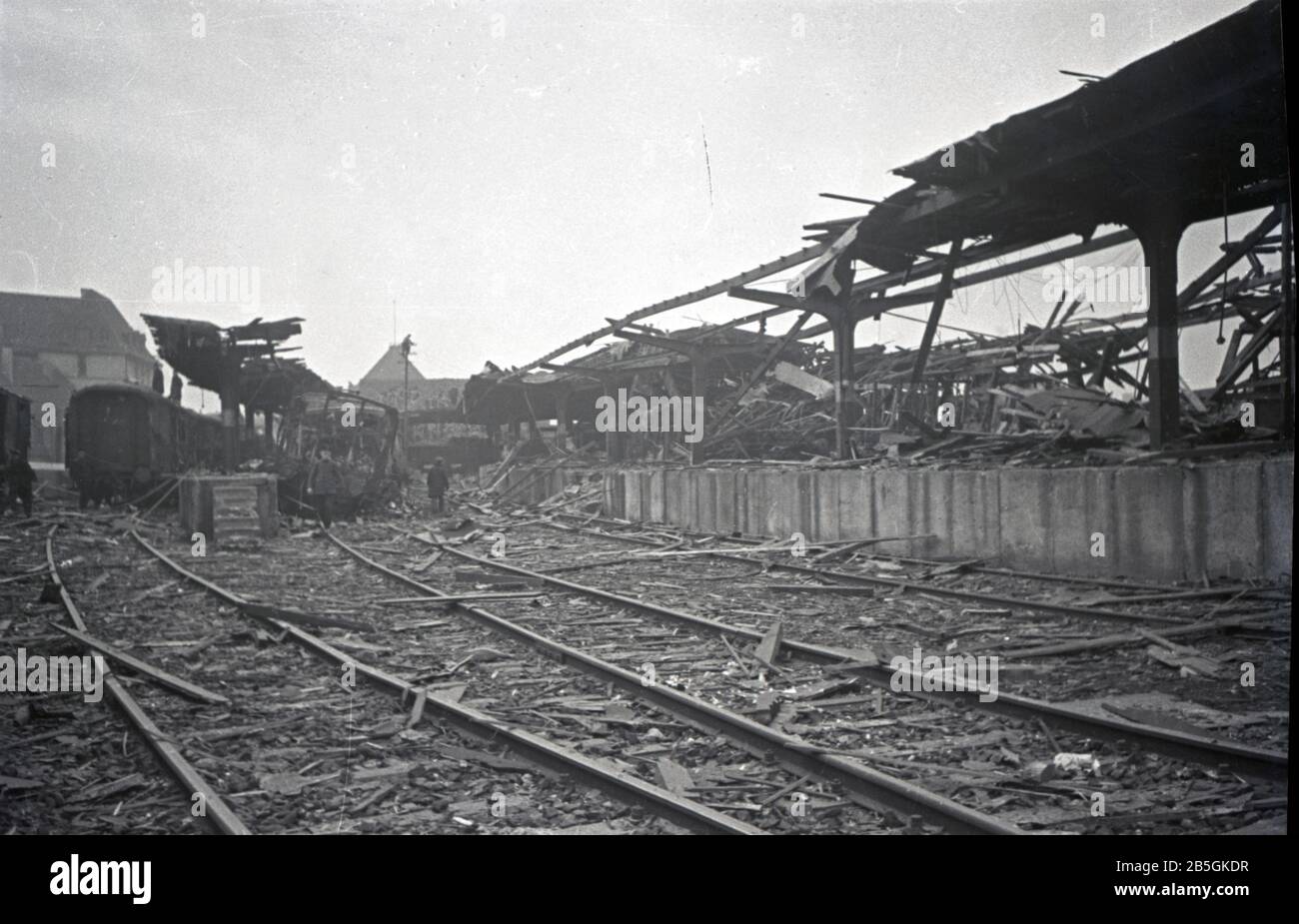 Bombenangriff / Bombernacht auf deutschen Bahnhof / Bombardamento / Notte Di Bombardamento alla stazione ferroviaria tedesca Foto Stock